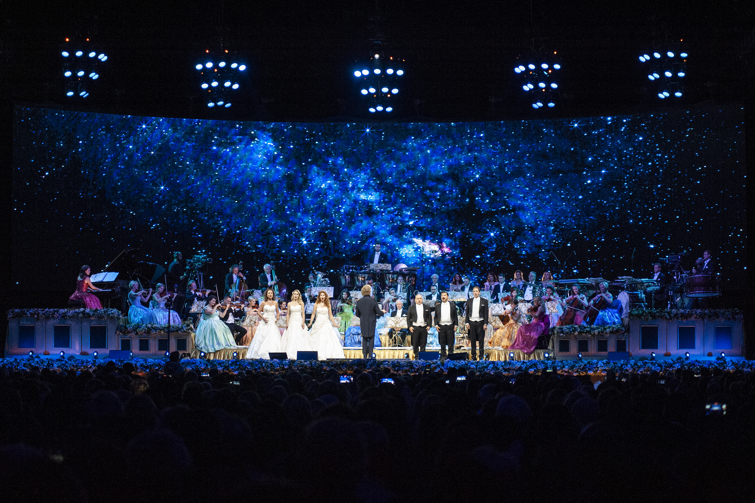 Beograd 24. novembar 2022. Slavni holandski violinista Andre Rieu i njegov 60-clani sastav Johann Strauss Orchestra, solisti i hor odrzali su spektakl koncert u Stark Areni, tri godine nakon premijernog nastupa na istom mestu