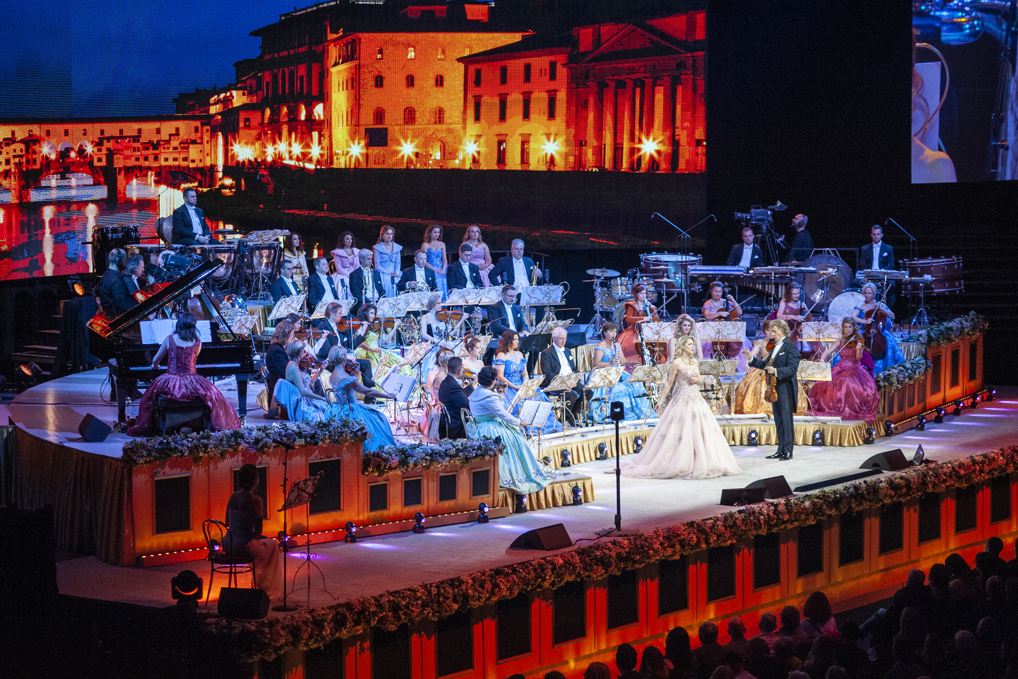 Beograd 24. novembar 2022. Slavni holandski violinista Andre Rieu i njegov 60-clani sastav Johann Strauss Orchestra, solisti i hor odrzali su spektakl koncert u Stark Areni, tri godine nakon premijernog nastupa na istom mestu