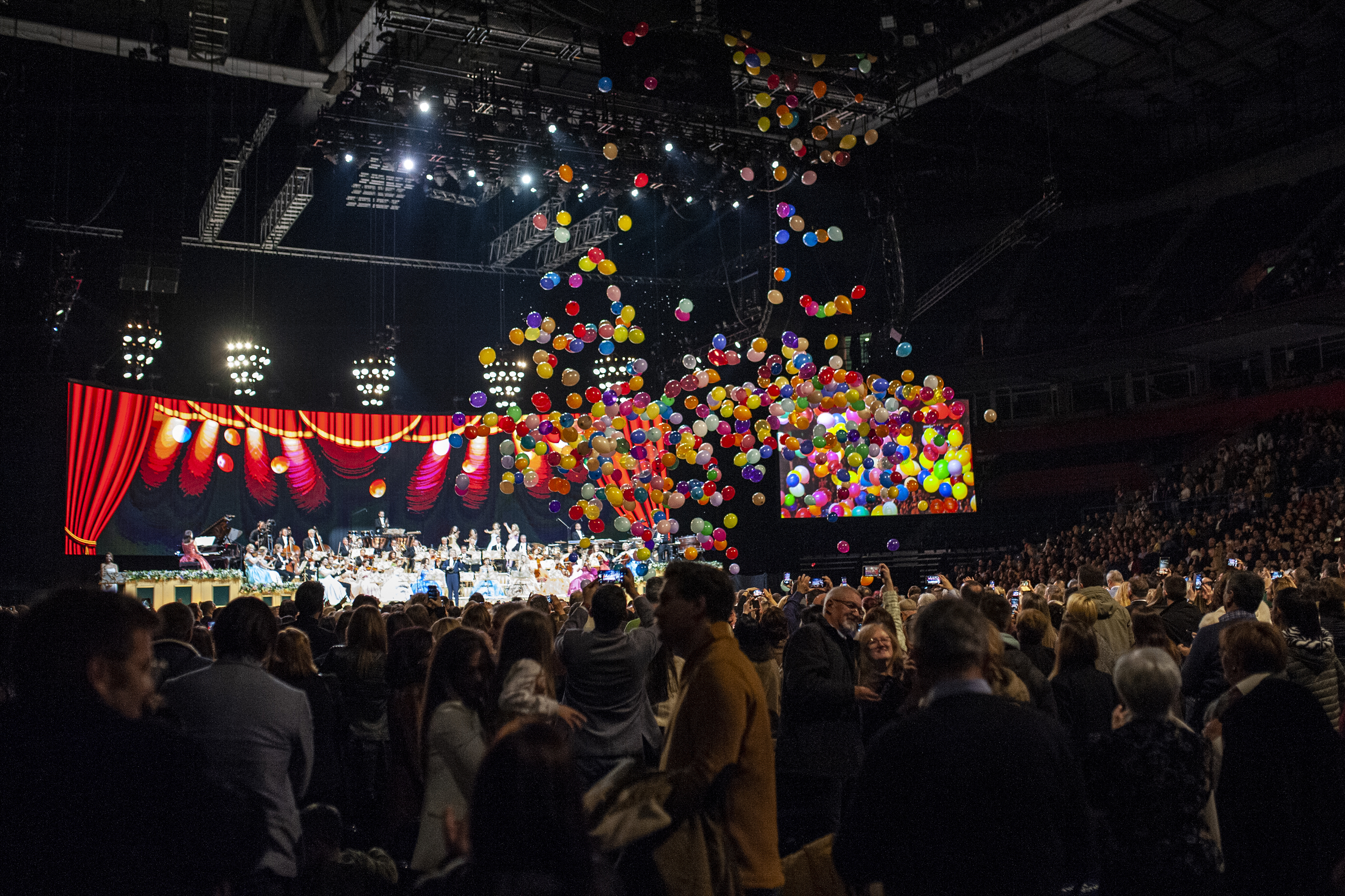 Beograd 24. novembar 2022. Slavni holandski violinista Andre Rieu i njegov 60-clani sastav Johann Strauss Orchestra, solisti i hor odrzali su spektakl koncert u Stark Areni, tri godine nakon premijernog nastupa na istom mestu