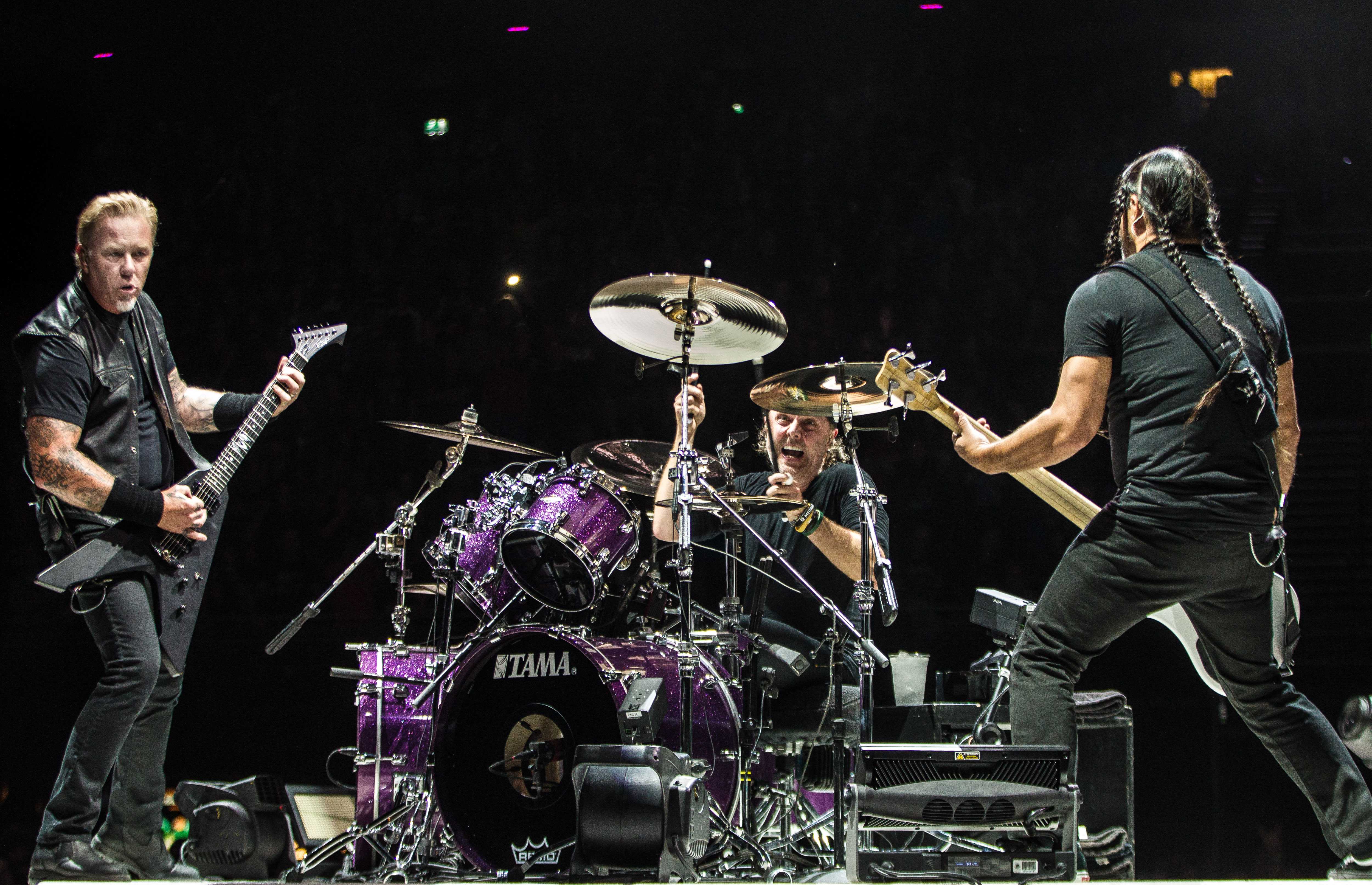 epa06184164 (L-R) Metallica frontman James Hatfield, drummer Lars Ulrich and bassist Robert Trujillo performs during a concert at the Ziggo Dome in Amsterdam, the Netherlands, 04 September 2017.  EPA-EFE/PAUL BERGEN