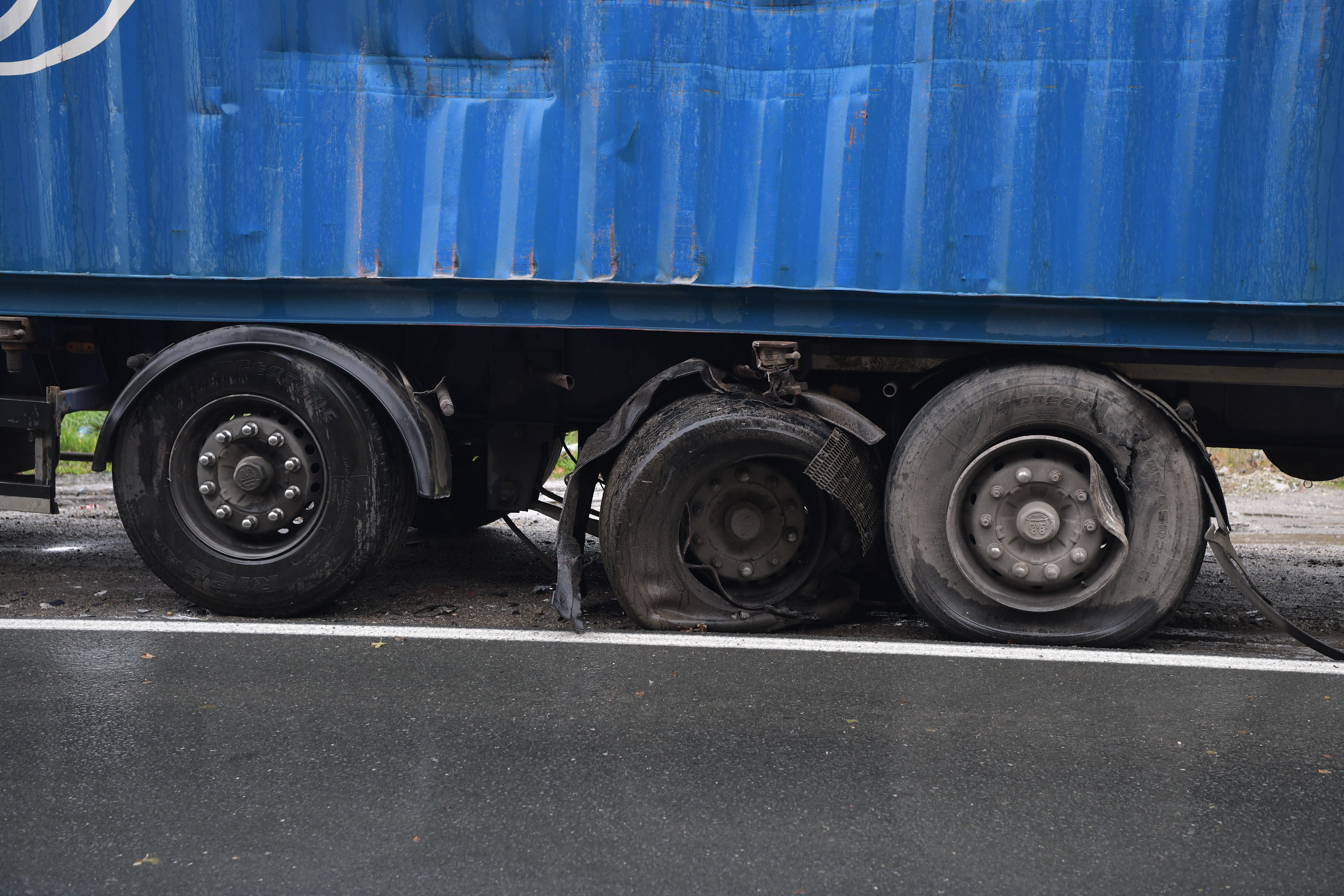 Beograd 26. novembar 2021. Autobus javnog prevoza se prevrnuo kod mesta Duboko, posle sudara kamiona i autobusa na putu kod Umke Foto:Goran Srdanov/Nova.rs