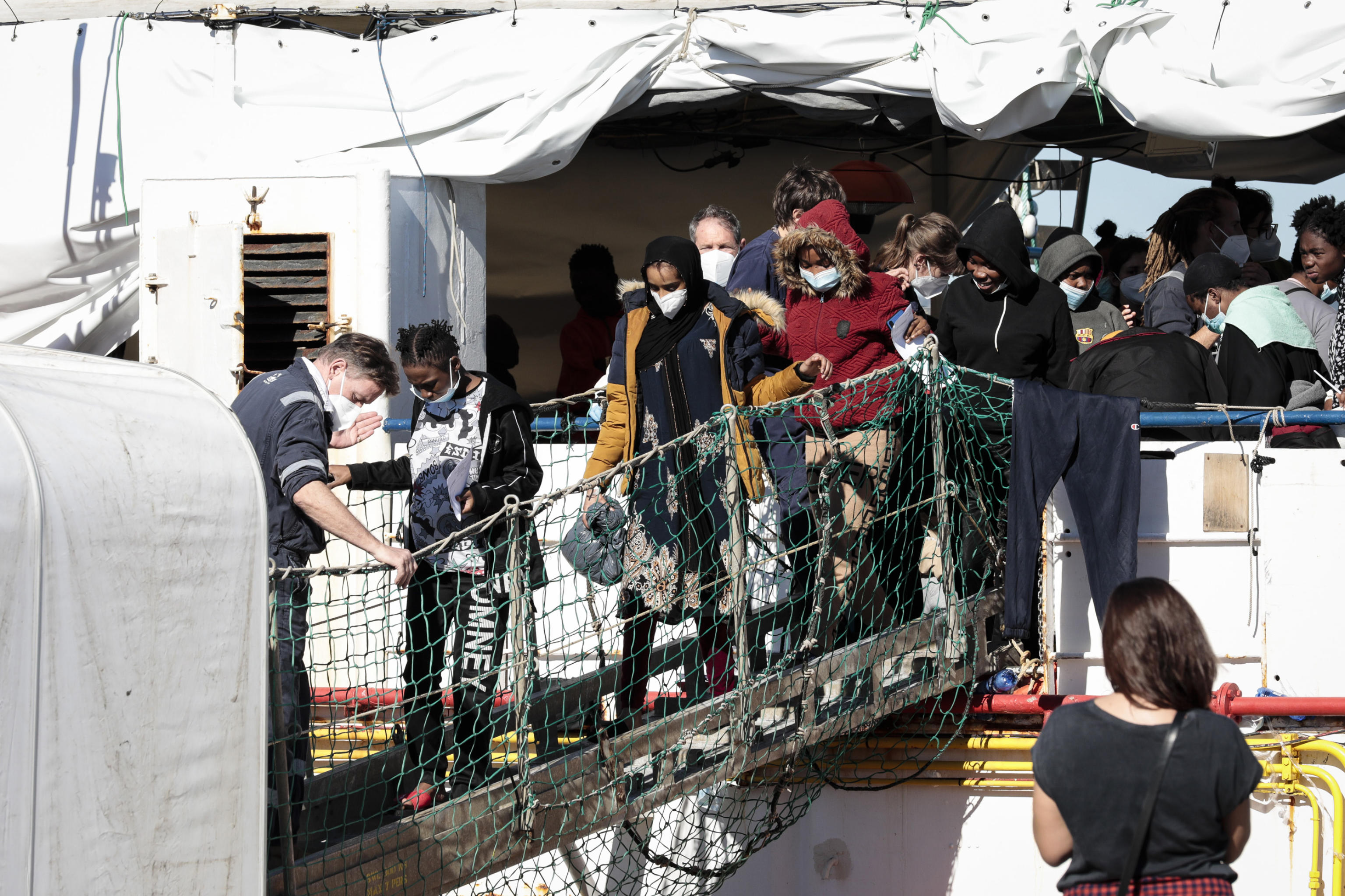 Refugees rescued at sea arrive in Sicily