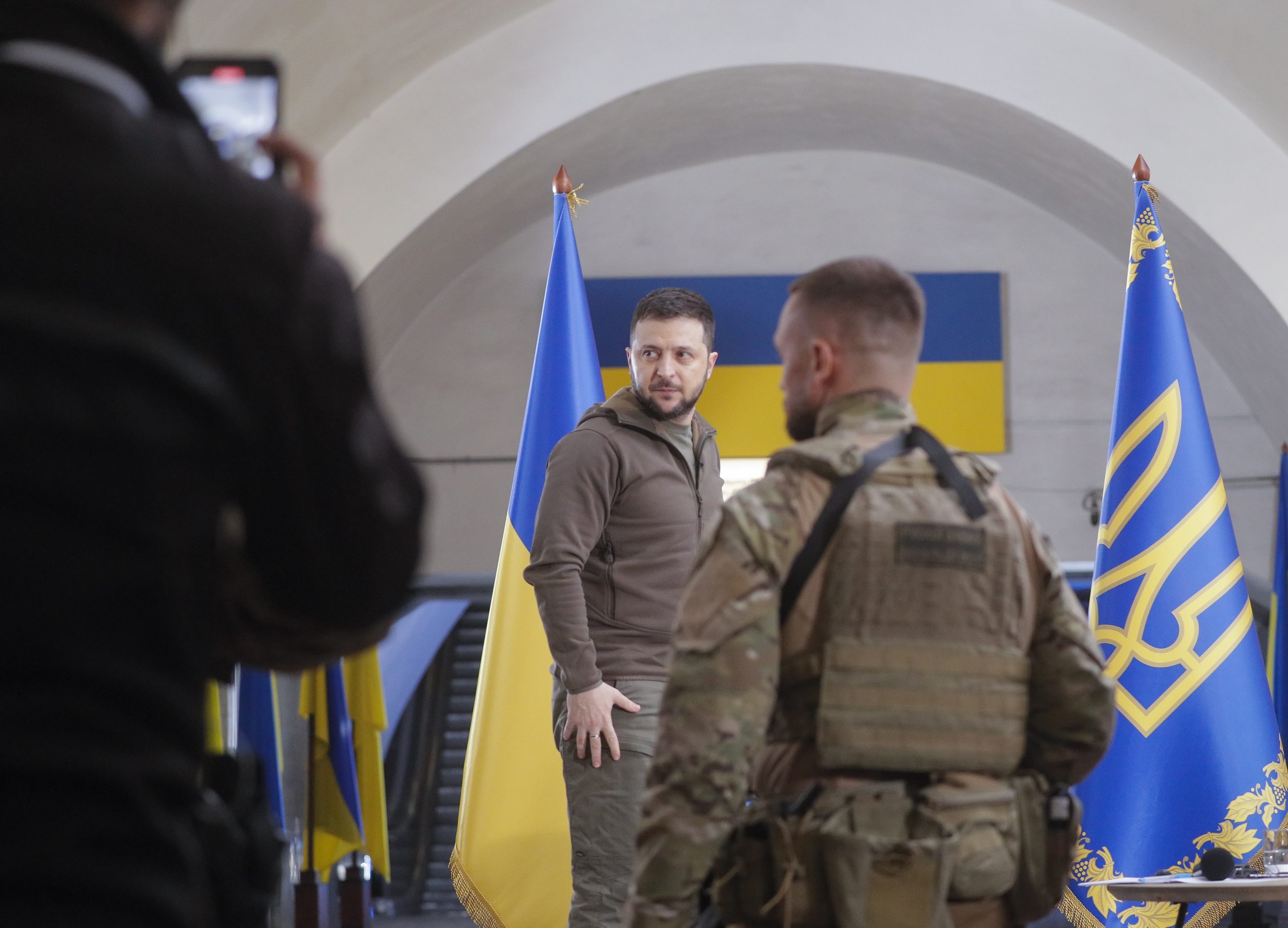 epa09905131 Ukrainian President Volodymyr Zelensky attends his press conference in Kyiv, Ukraine, 23 April 2022, amid Russian invasion.  EPA-EFE/SERGEY DOLZHENKO