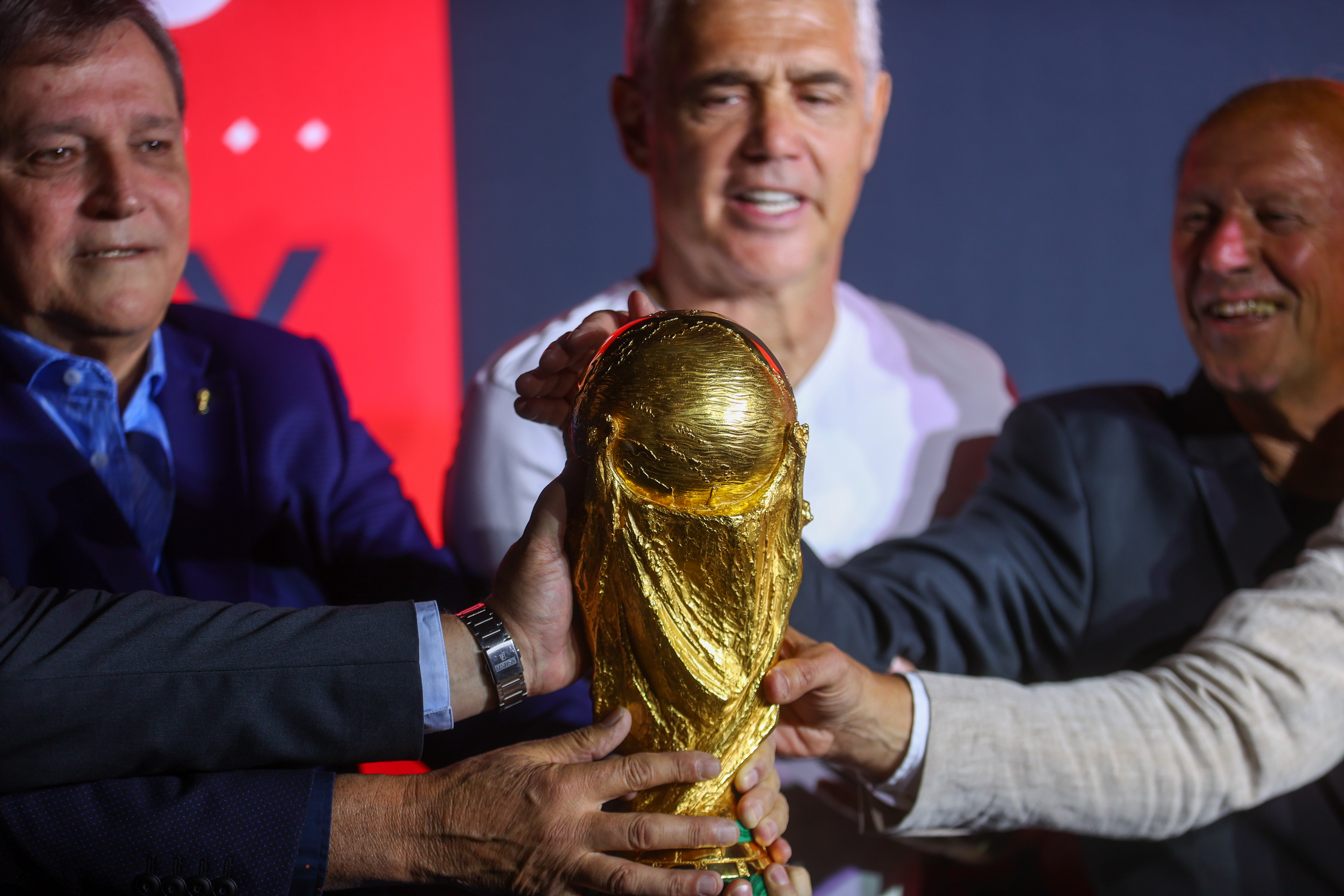 epa10265686 Former Argentine soccer players pose with the FIFA World Cup trophy at the headquarters of the Argentine Football Association (AFA) in Ezeiza, Argentina, 25 October 2022.  EPA-EFE/Juan Ignacio Roncoroni