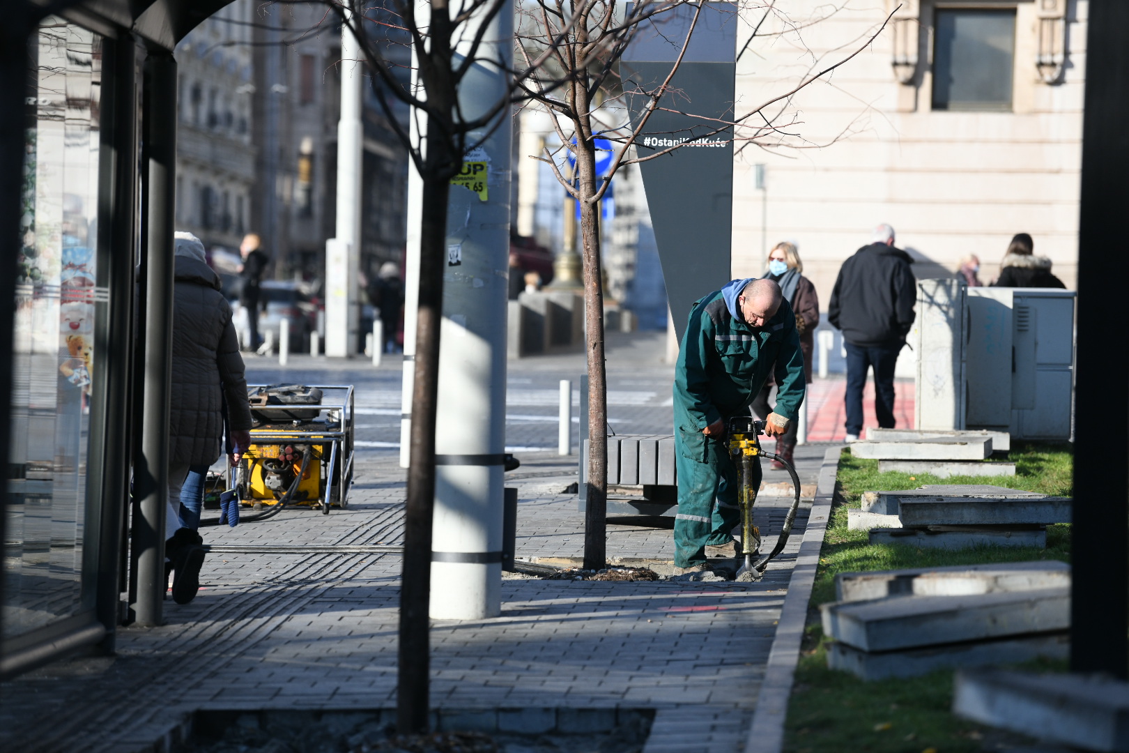 Beograd, 22.12.2020. Trg Republike, sadnice, drvo, drveće, sađenje, radovi Foto: Vesna Lalić/Nova.rs