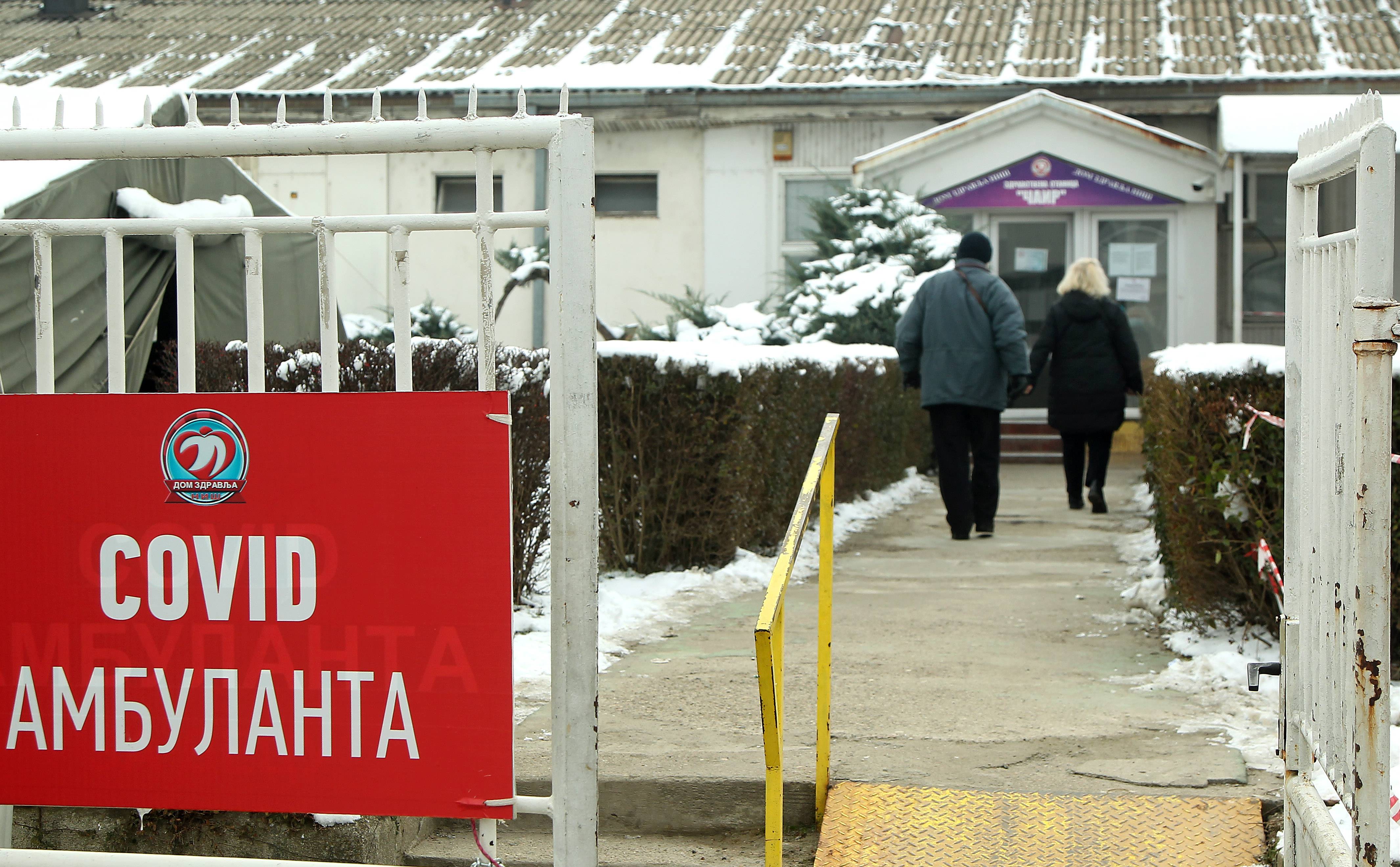 Nis, 14.01.2022. - Ljudi dolaze na pregled u kovid ambulantu u Nisu. (BETAPHOTO/SASA DJORDJEVIC/DS)