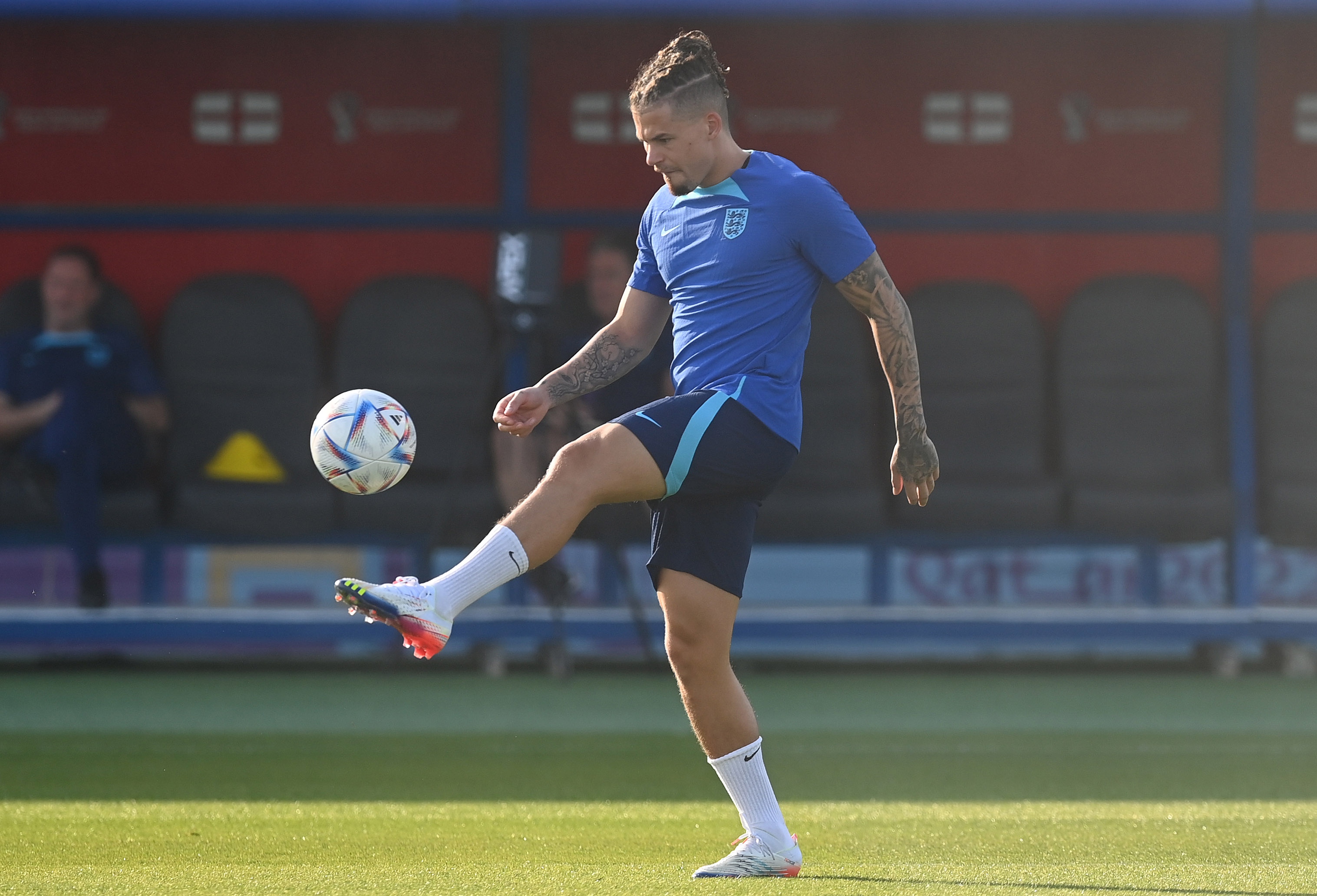 epa10345933 Kalvin Phillips of England in action during a training session in Doha, Qatar, 03 December 2022. England faces Senegal in their Round of 16 match on 04 December.  EPA-EFE/NEIL HALL