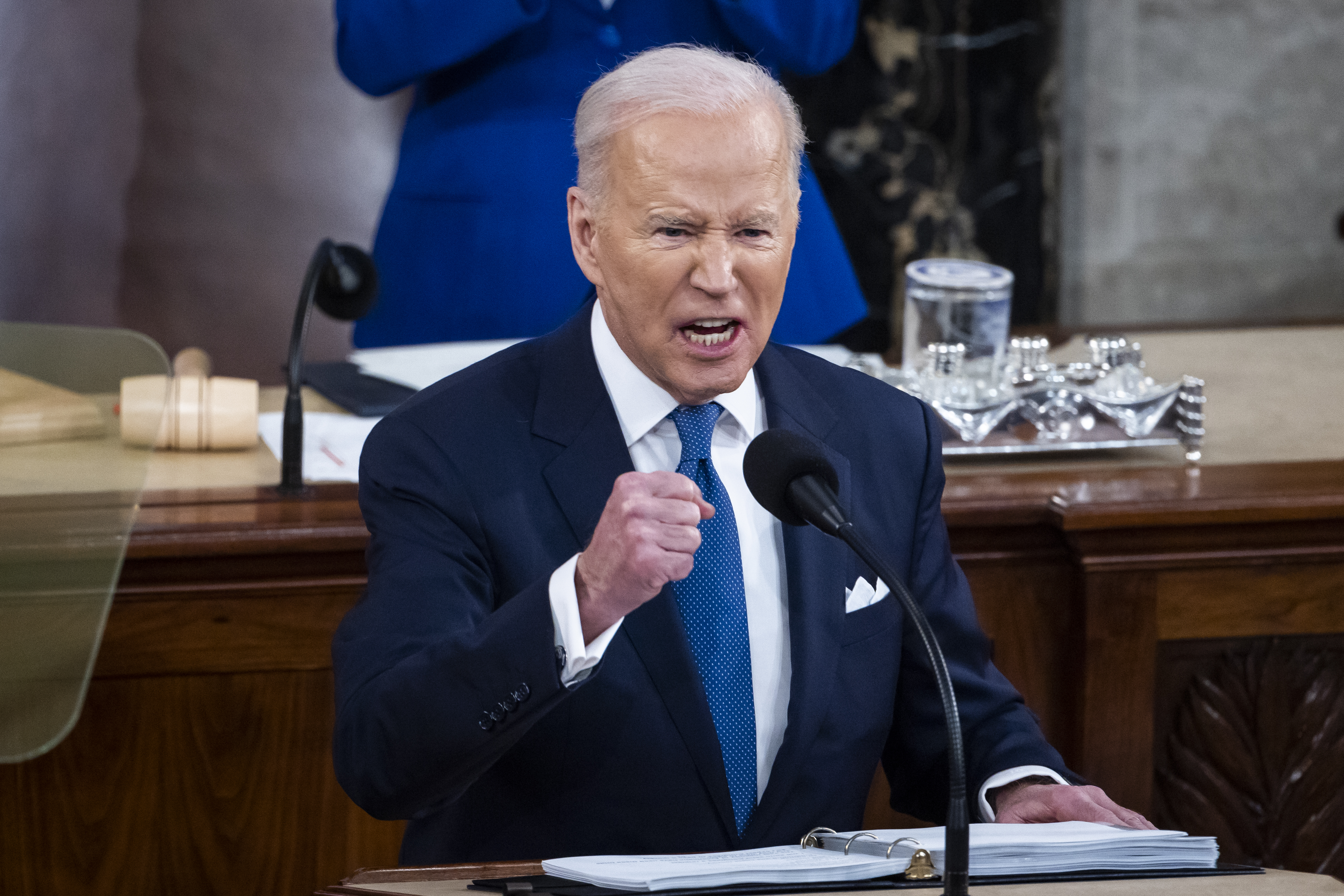 epaselect epa09795455 US President Joe Biden delivers his first State of the Union Address before lawmakers in the US Capitol in Washington, DC, USA, 01 March 2022.  EPA-EFE/JIM LO SCALZO / POOL
