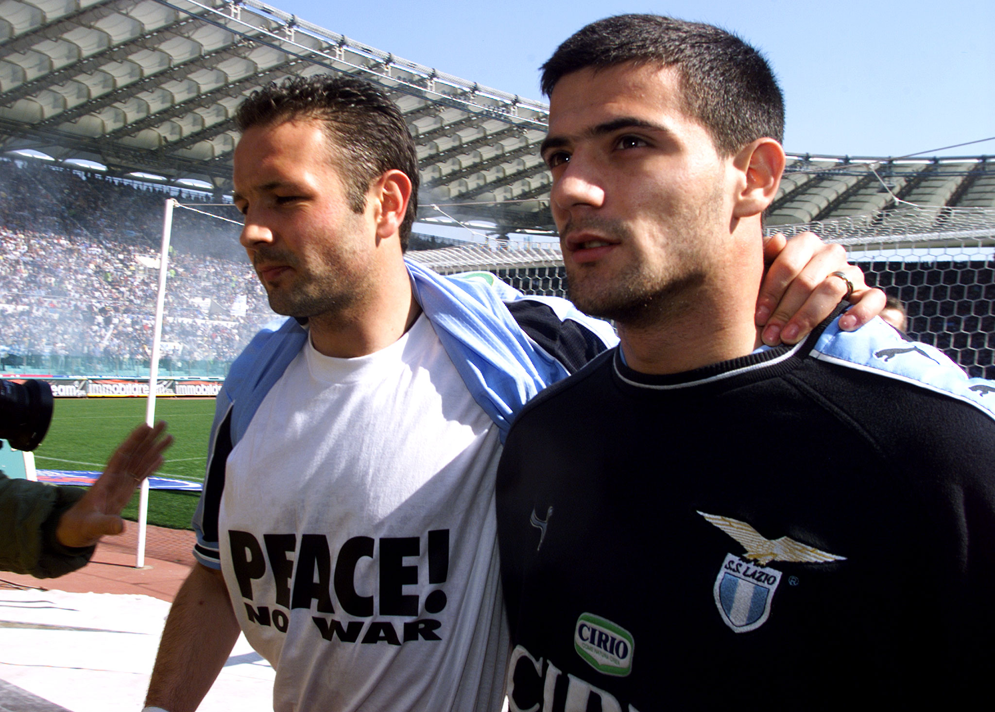 LAZIO'S YUGOSLAVIAN PLAYERS MIHAJLOVIC AND STANKOVIC WEAR T-SHIRTS FOR PEACE.