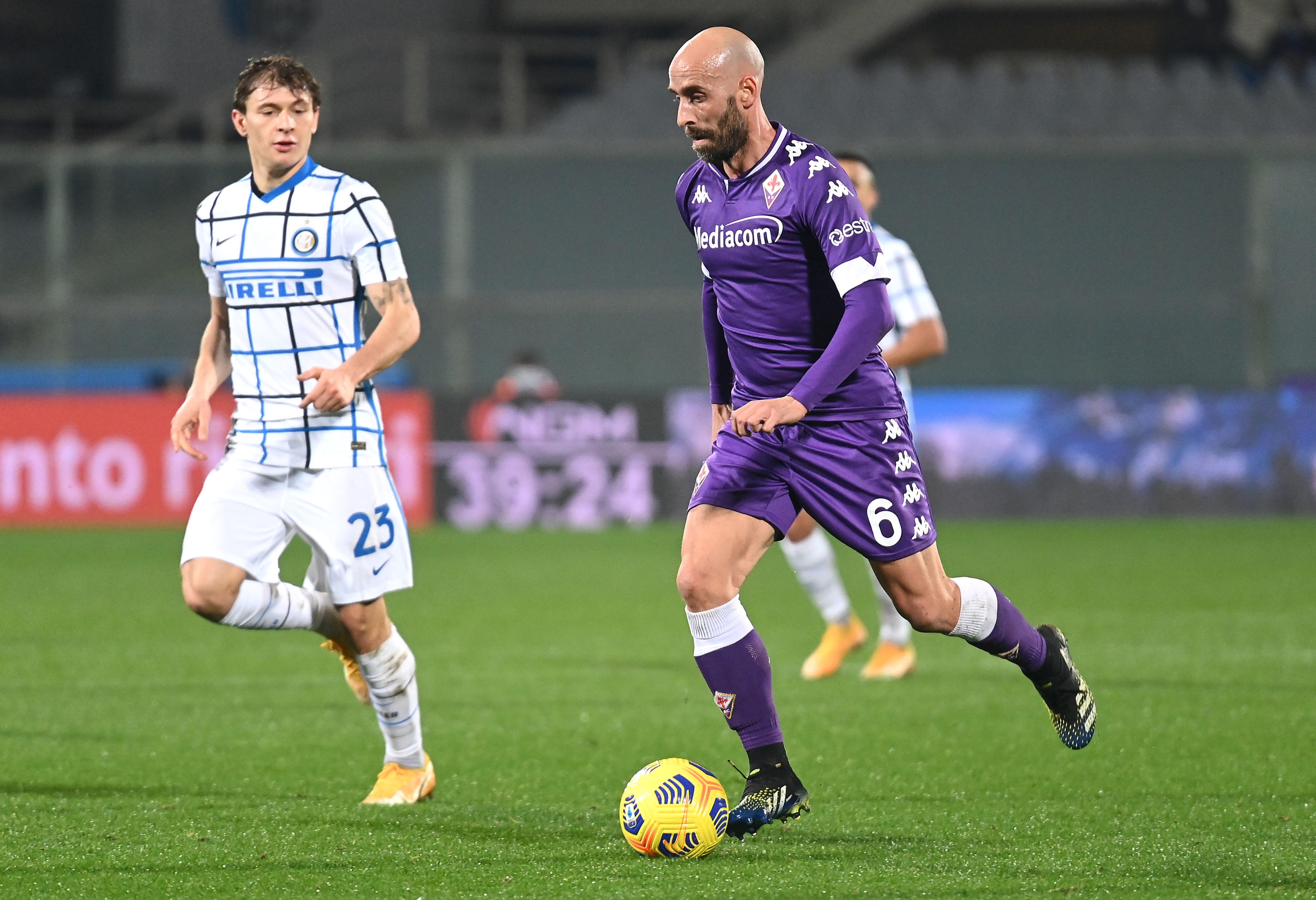 epa08990172 Fiorentina's midfielder Borja Valero (R) in action during the Italian Serie A soccer match between ACF Fiorentina and FC Inter at the Artemio Franchi stadium in Florence, Italy, 05 February 2021.  EPA-EFE/CLAUDIO GIOVANNINI