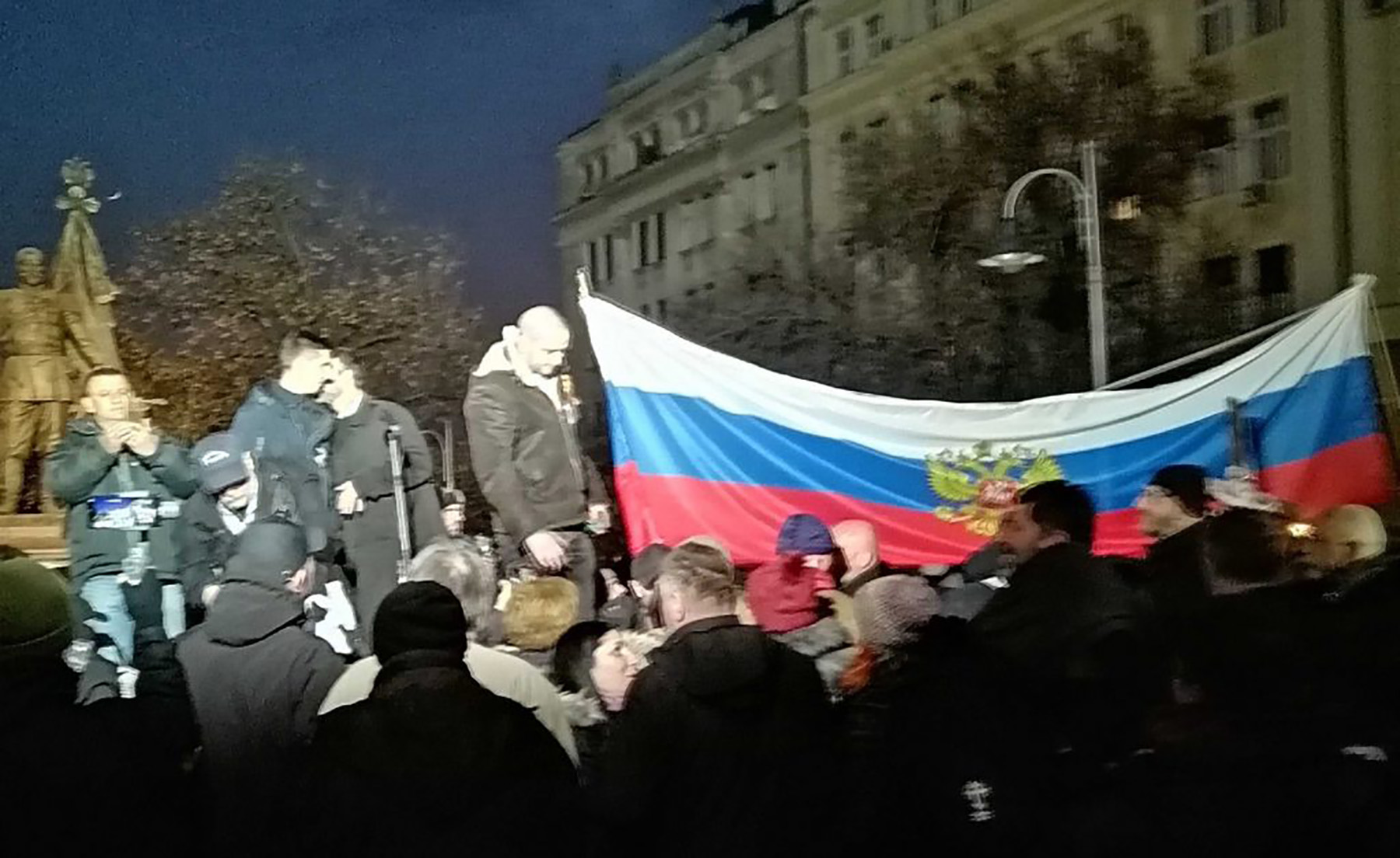 Ispred spomenika caru Nikolaja u Ulici kralja Milana u Beogradu, počeo je "protest podrške ruskom narodu".
