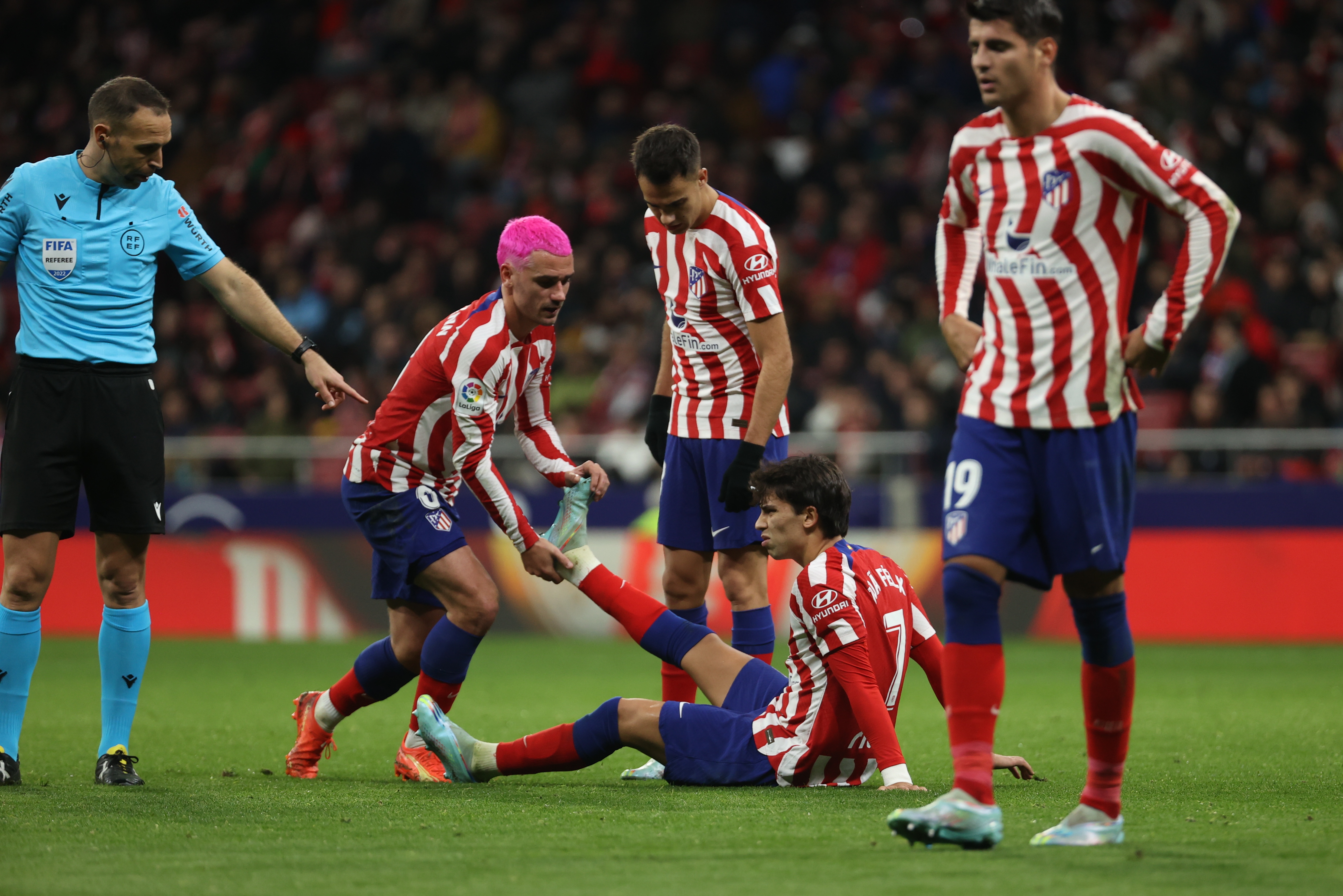epa10382002 Atletico de Madrid's Antoine Griezmann (2-L) assits Joao Felix (2-R) during the Spanish LaLiga soccer match between Atletico de Madrid and Elche CF at Civitas Metropolitano stadium in Madrid, Spain, 29 December 2022.  EPA-EFE/Kiko Huesca