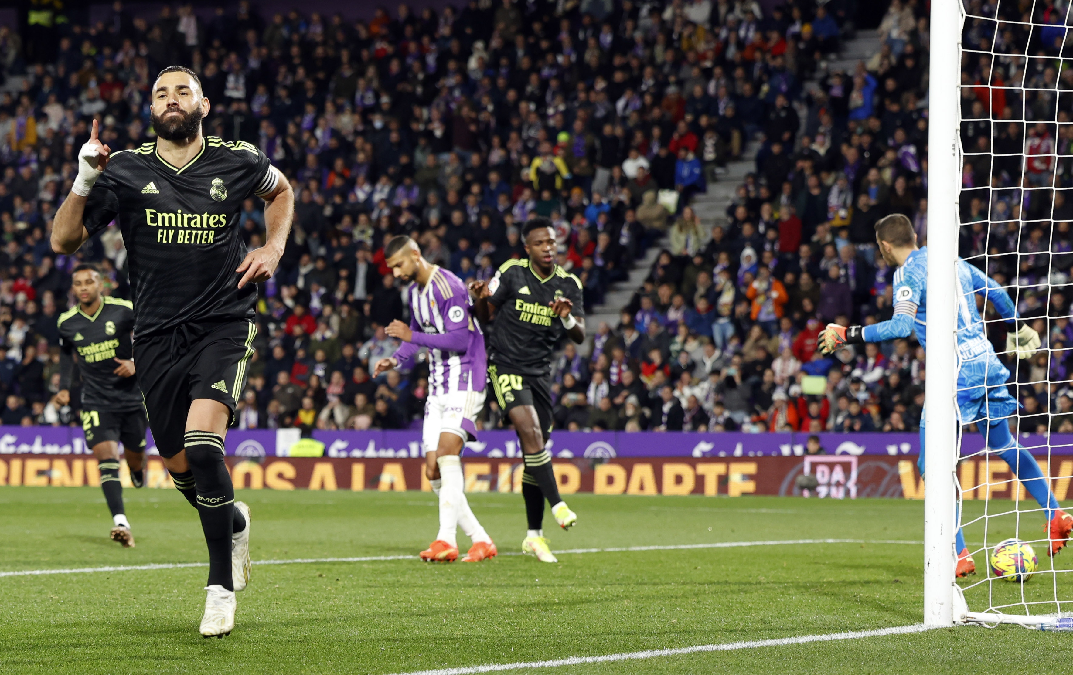 epa10383134 Real Madrid's striker Karim Benzema (L) celebrates after scoring the 0-1 during the Spanish LaLiga match between Real Valladolid and Real Madrid played at Jose Zorrilla stadium in Valladolid, central Spain, 30 December 2022.  EPA-EFE/R. Garcia