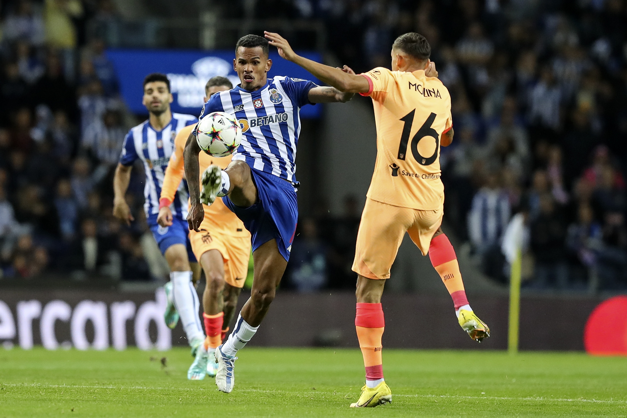 epa10279503 FC Porto's Wenderson Galeno (L) in action against Atletico Madrid's Nahuel Molina (R) during the Champions League group B soccer match between FC Porto and Atletico Madrid, in Porto, Portugal, 01 November 2022.  EPA-EFE/JOSE COELHO