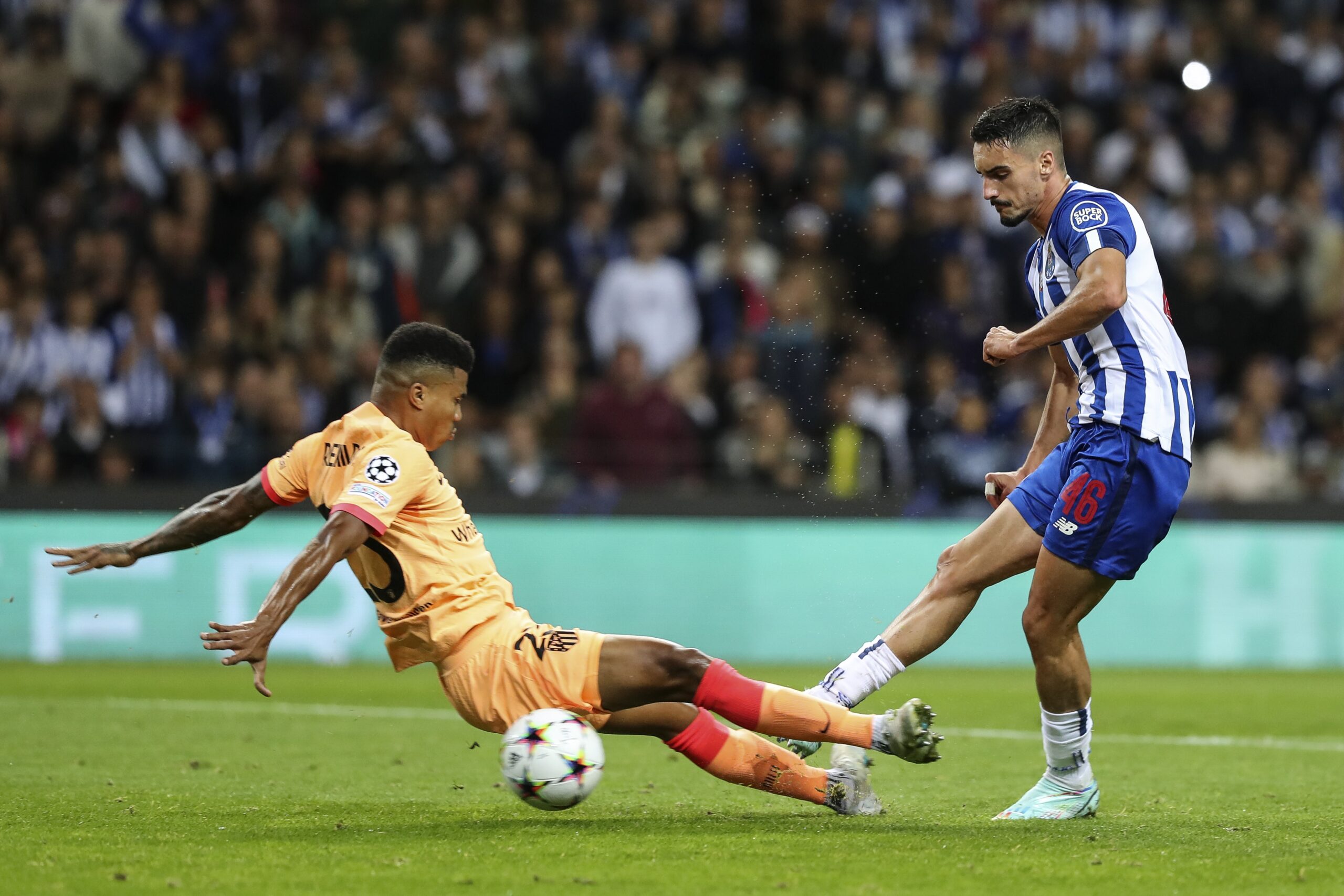 epa10279530 FC Porto's Stephen Eustaquio (R) scores the 2-0 lead during the Champions League group B soccer match between FC Porto and Atletico Madrid, in Porto, Portugal, 01 November 2022.  EPA-EFE/JOSE COELHO