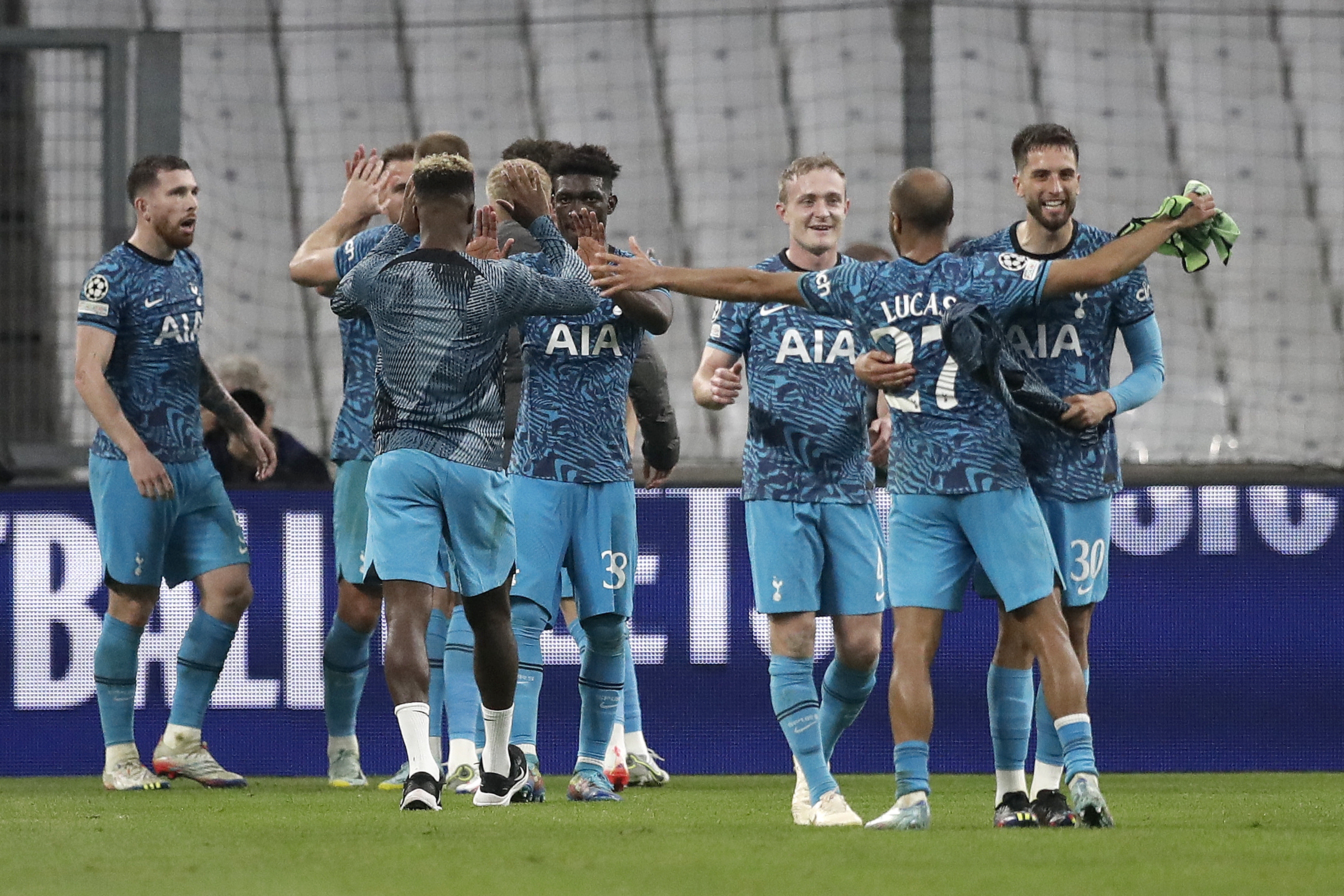 epa10280296 Tottenham's players celebrate their win following the UEFA Champions League group D soccer match between Olympique Marseille and Tottenham Hotspur, in Marseille, France, 01 November 2022.  EPA-EFE/GUILLAUME HORCAJUELO