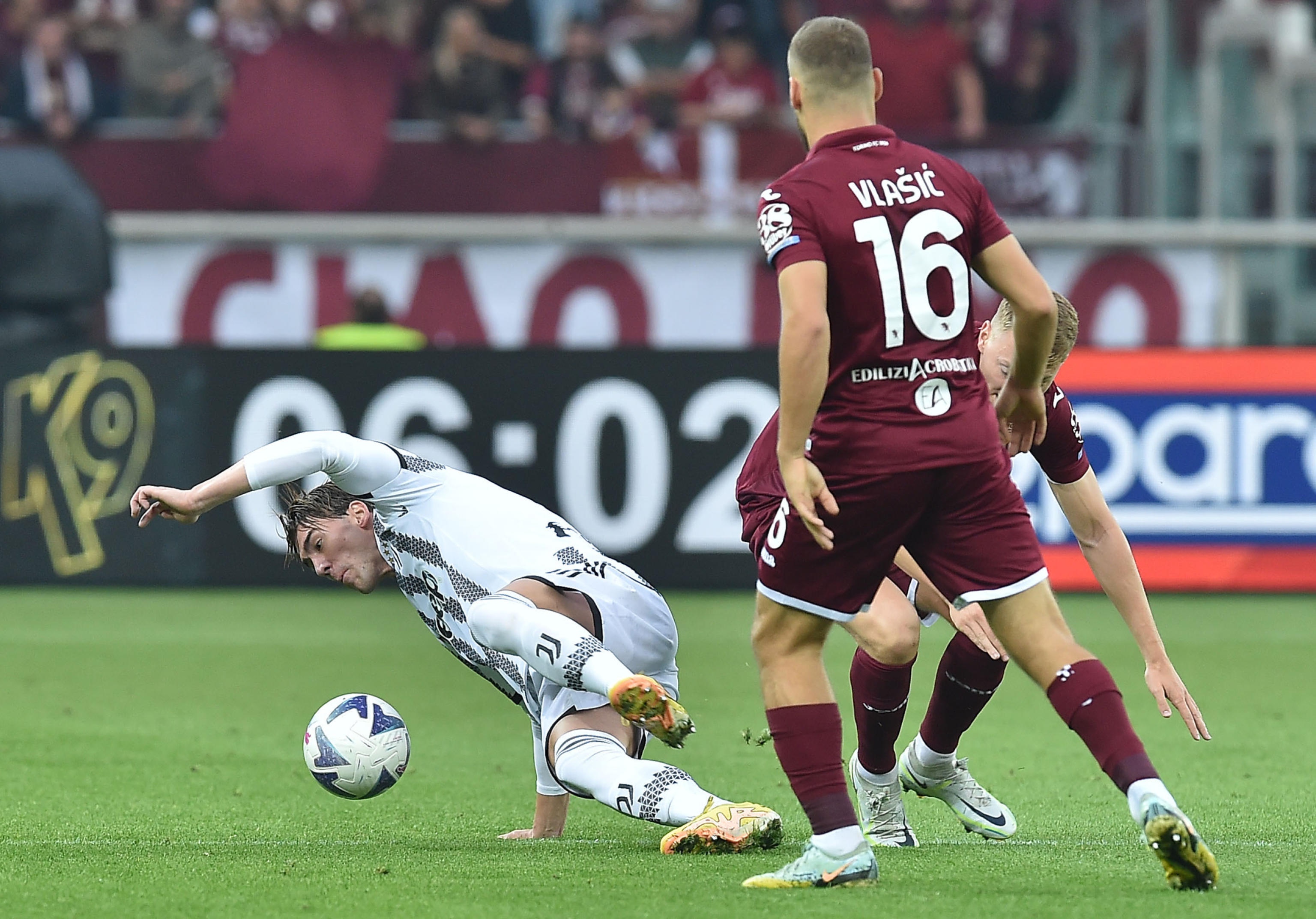 epa10245559 Torino’s Perr Shuurs and Juventus’ Dusan Vlahovic (L) in action during the Italian Serie A soccer match Torino FC vs Juventus FC at the Olimpico Grande Torino stadium in Turin, Italy, 15 October 2022.  EPA-EFE/ALESSANDRO DI MARCO