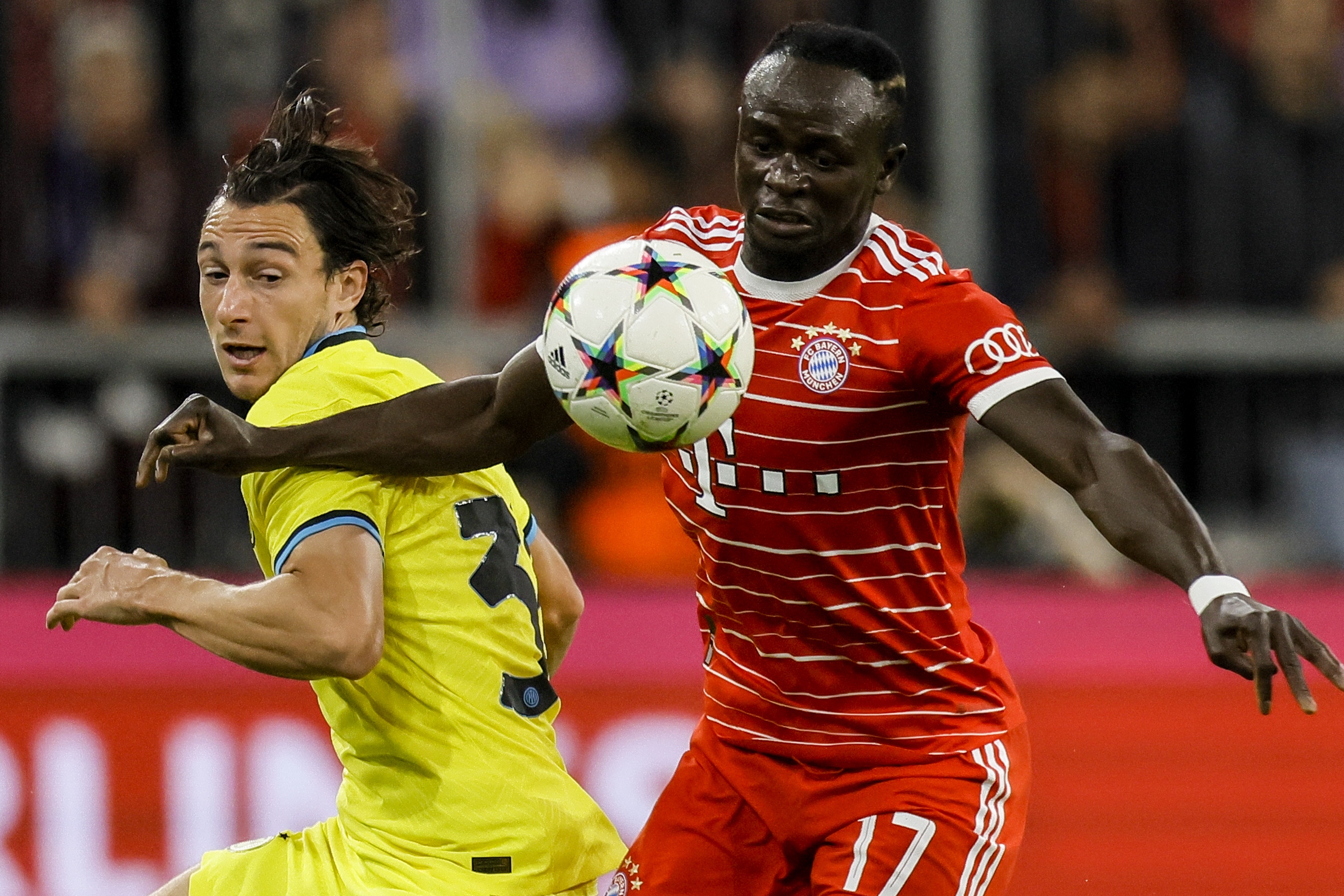 epa10279864 Inter’s Matteo Darmian (L) in action against Munich's Sadio Mane during the UEFA Champions League group C soccer match between Bayern Munich and Inter Milan in Munich, Germany, 01 November 2022.  EPA-EFE/RONALD WITTEK