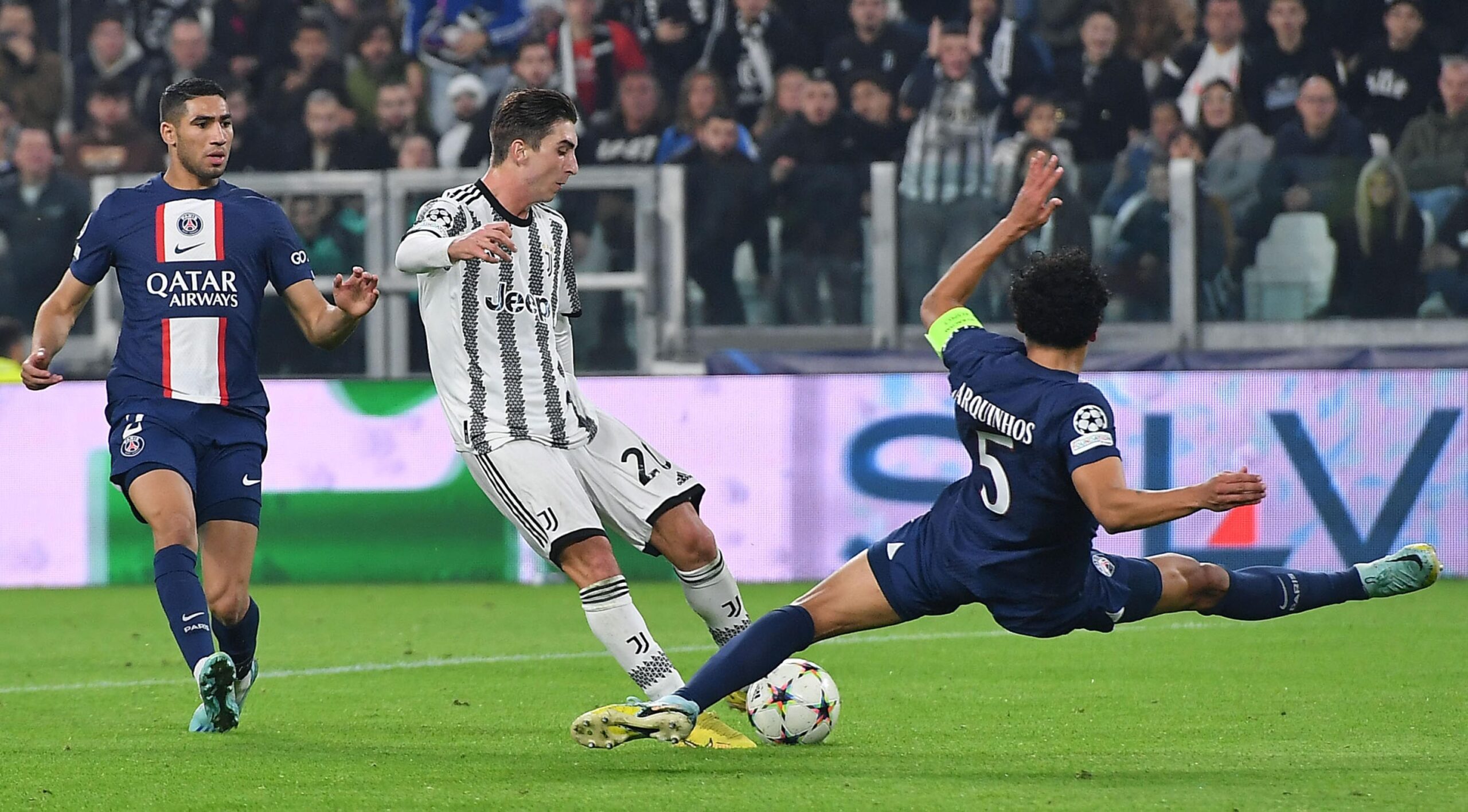 epa10282511 Juventus' Fabio Miretti and PSG's Marqhuinos in action during the UEFA Champions League group H soccer match between Juventus FC and Paris Saint Germain, in Turin, Italy, 02 November 2022.  EPA-EFE/ALESSANDRO DI MARCO