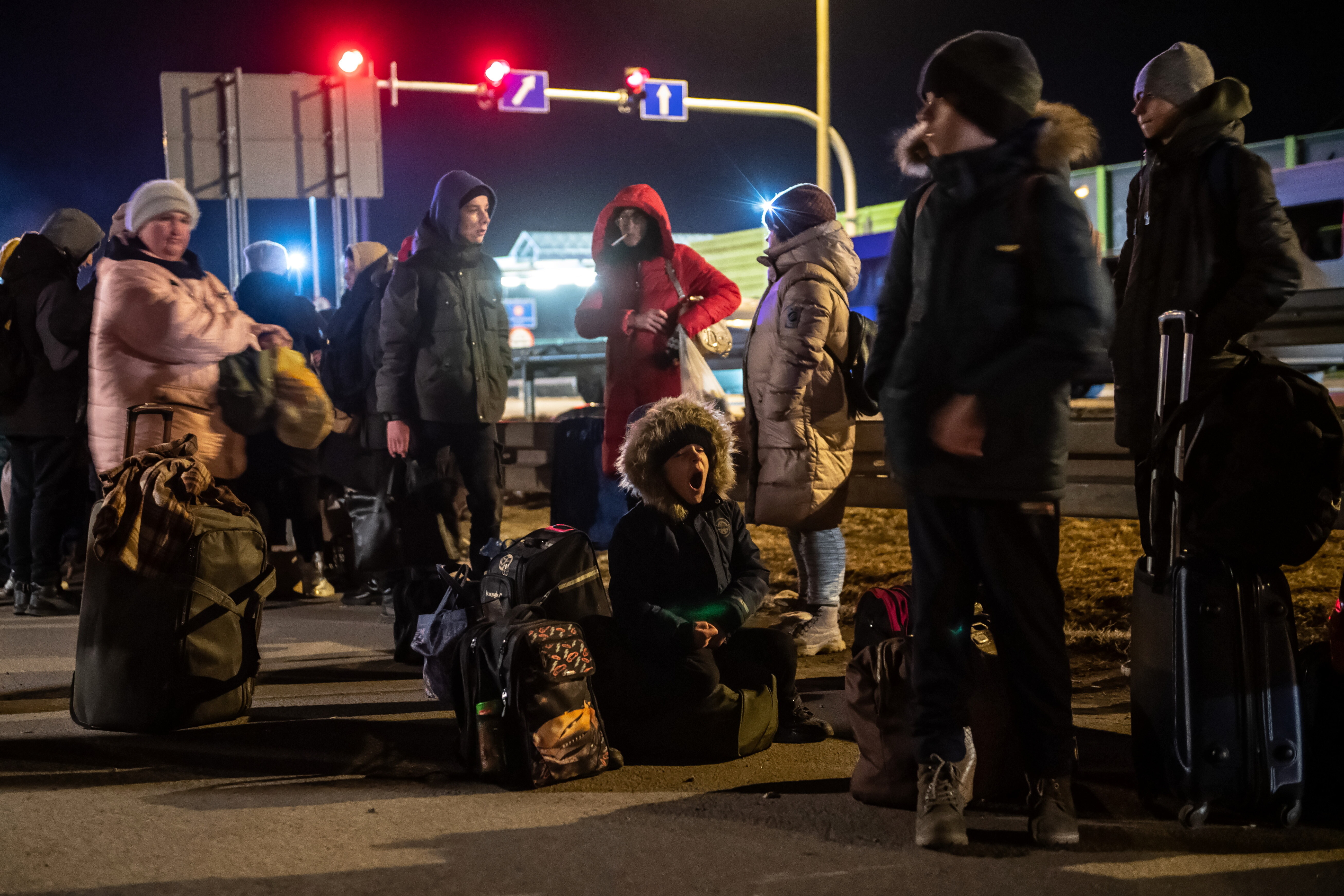 epa09808569 Refugees from Ukraine near at the Polish-Ukrainian border in Dorohusk, eastern Poland, 07 March 2022. Poland has received over a million Ukrainian refugees since Russia invaded Ukraine on 24 February.  EPA-EFE/Wojtek Jargilo POLAND OUT