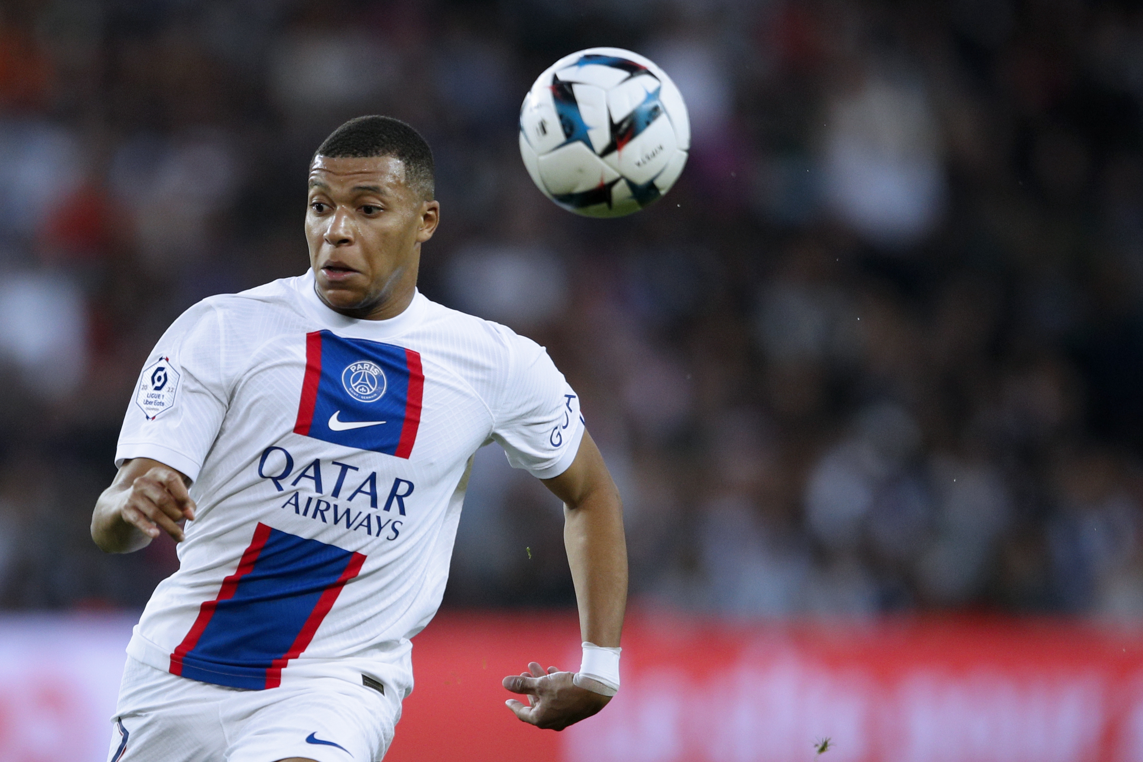 epa10273579 Paris Saint Germain's Kylian Mbappe in action during the French Ligue 1 soccer match between PSG and Troyes, in Paris, France, 29 October 2022.  EPA-EFE/YOAN VALAT