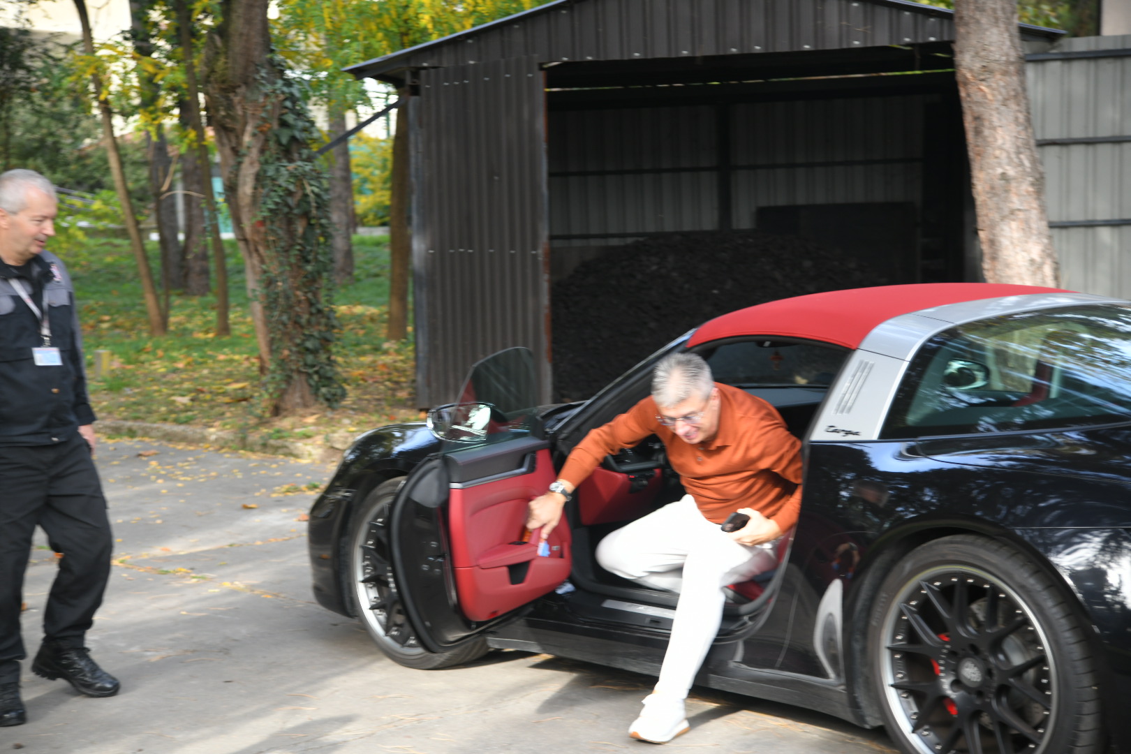 Beograd 24. oktobar 2022. Zvezde Granda snimanje dolazak clanova zirija automobil porse Foto:Nemanja Jovanović/Nova.rs