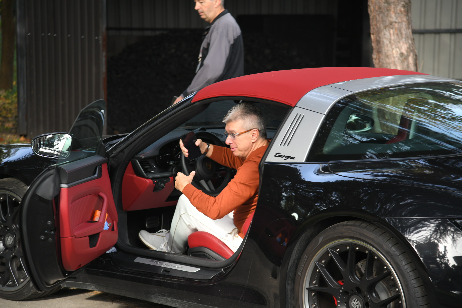 Beograd 24. oktobar 2022. Zvezde Granda snimanje dolazak clanova zirija automobil porse Foto:Nemanja Jovanović/Nova.rs