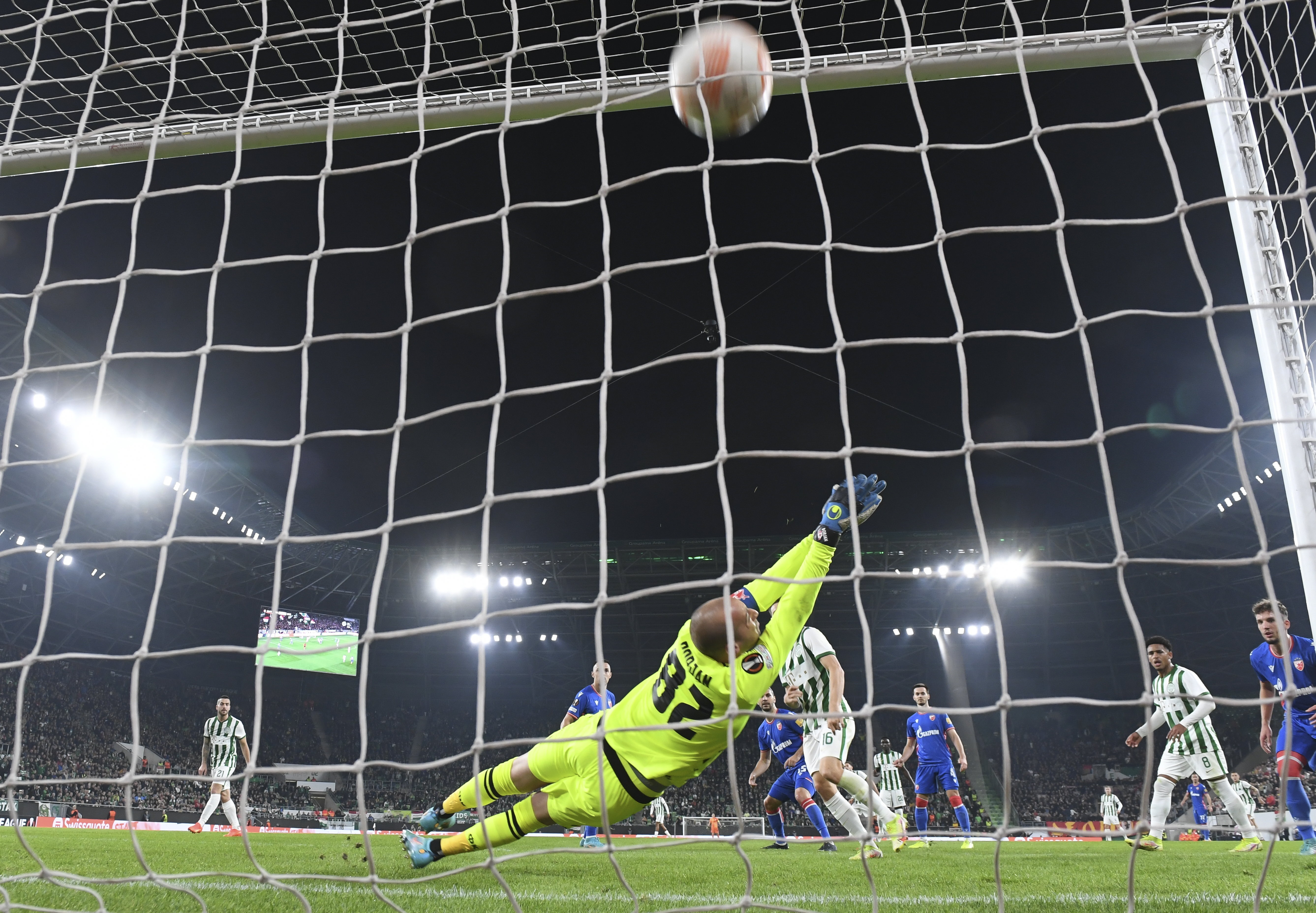 epa10242096 Kristoffer Zachariassen of Ferencvaros (C) scores the 1-0 lead during the UEFA Europa League Group H soccer match between Ferencvaros and Crvena Zvezda in Groupama Arena in Budapest, Hungary, 13 October 2022.  EPA-EFE/Tibor Illyes HUNGARY OUT