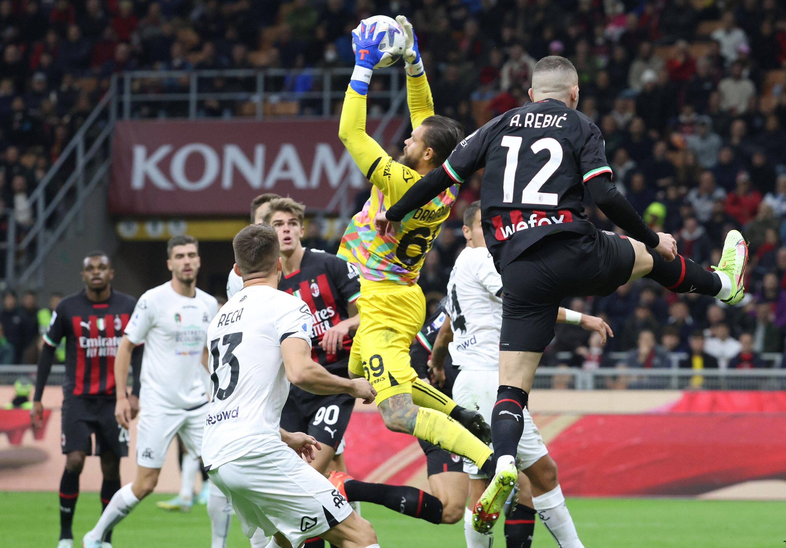 epa10289055 Spezia's goalkeepers Bartlomiej Dragowski (C) in action during the Italian Serie A soccer match between AC Milan and Spezia Calcio in Milan, Italy, 05 November 2022.  EPA-EFE/MATTEO BAZZI