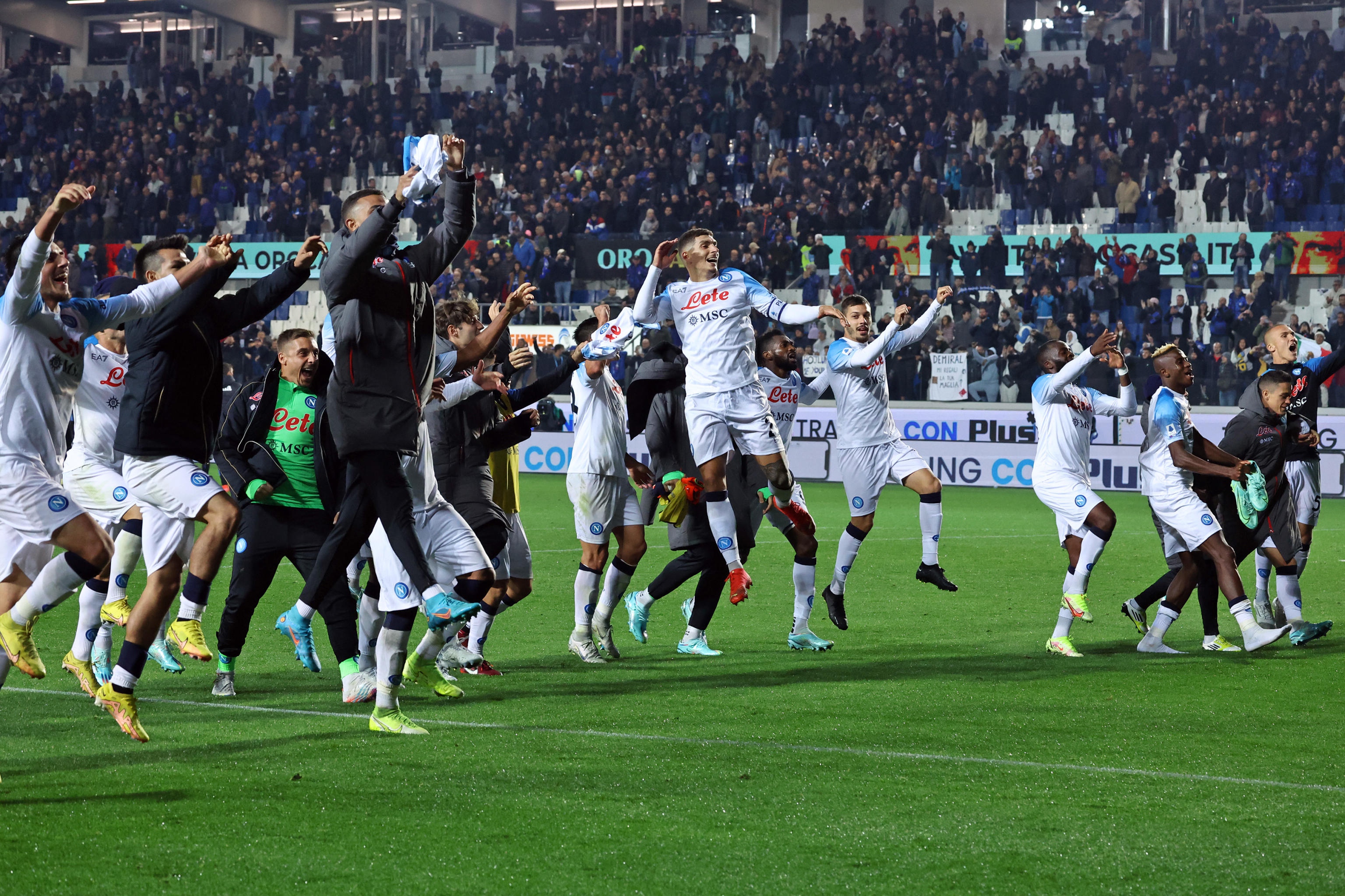 epa10288629 Napoli players celebrate after winning the Italian Serie A soccer match between Atalanta BC and SSC Napoli in Bergamo, Italy, 05 November 2022.  EPA-EFE/PAOLO MAGNI