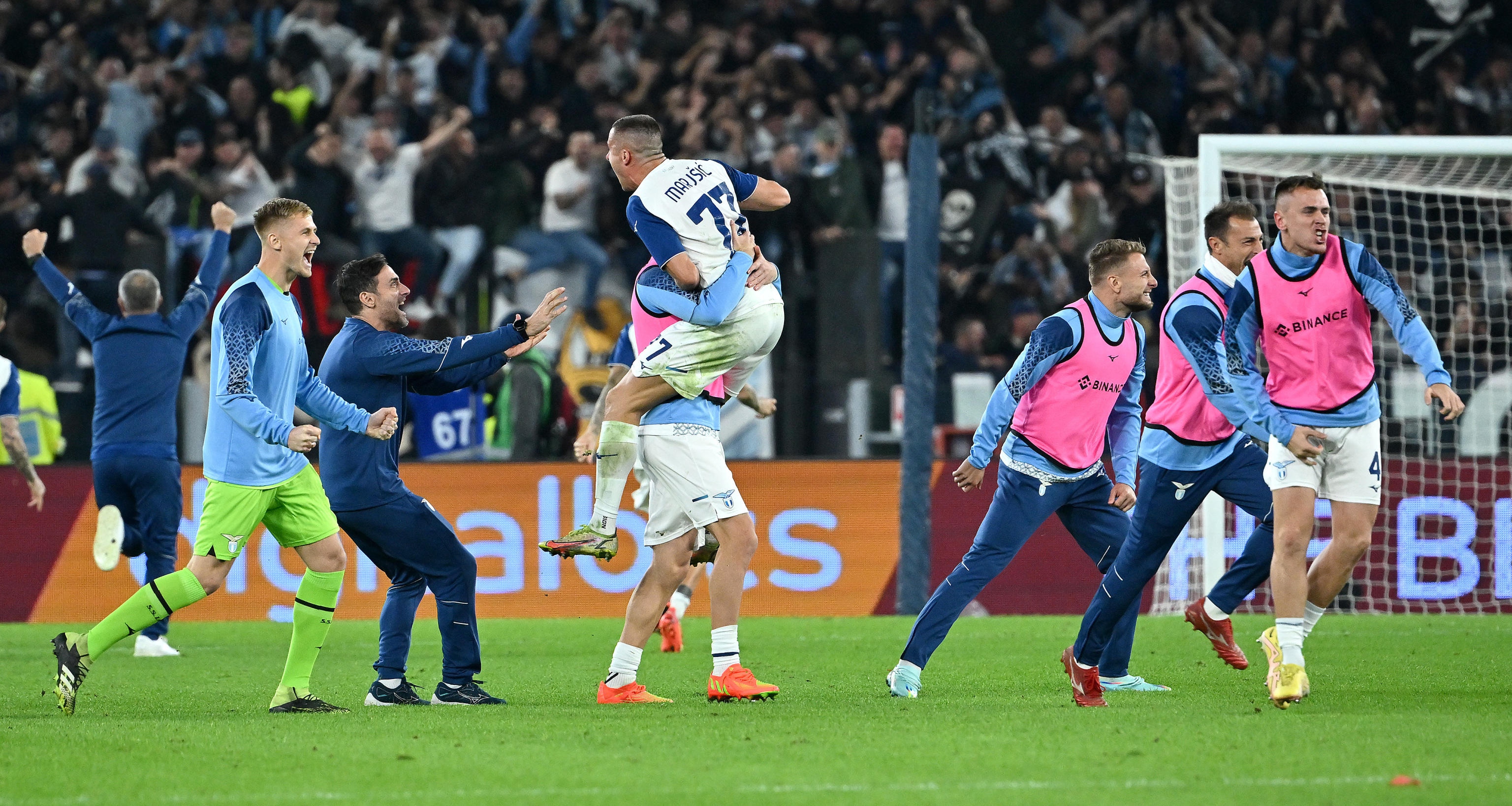 epa10291173 Lazio players celebrate after winning the Italian Serie A soccer match between AS Roma and SS Lazio at the Olimpico stadium in Rome, Italy, 06 November 2022.  EPA-EFE/ETTORE FERRARI