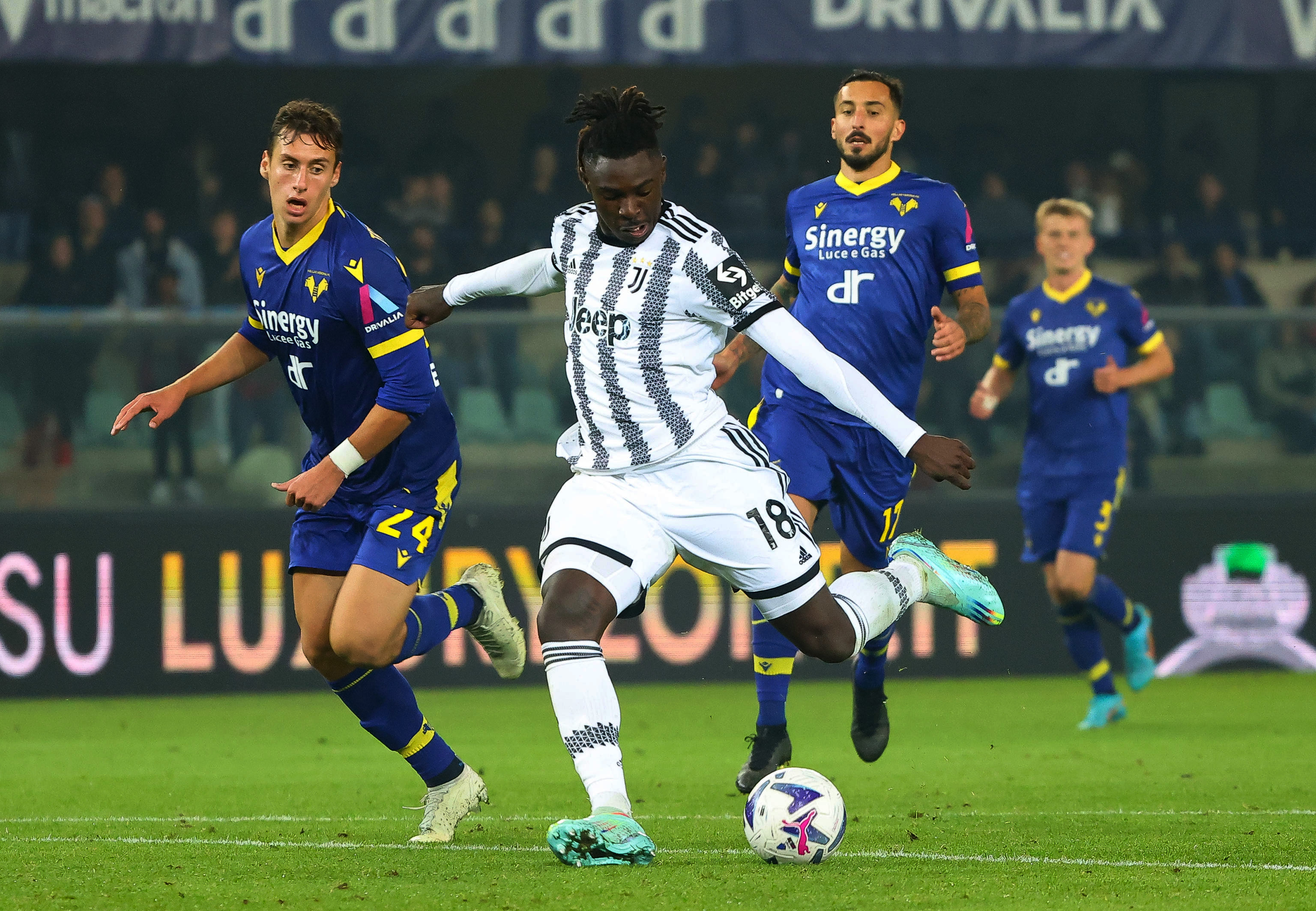 epa10298630 Juventus's Moise Kean (C) scores the 0-1 goal during the Italian Serie A soccer match Hellas Verona vs Juventus FC in Verona, Italy, 10 November 2022.  EPA-EFE/SIMONE VENEZIA