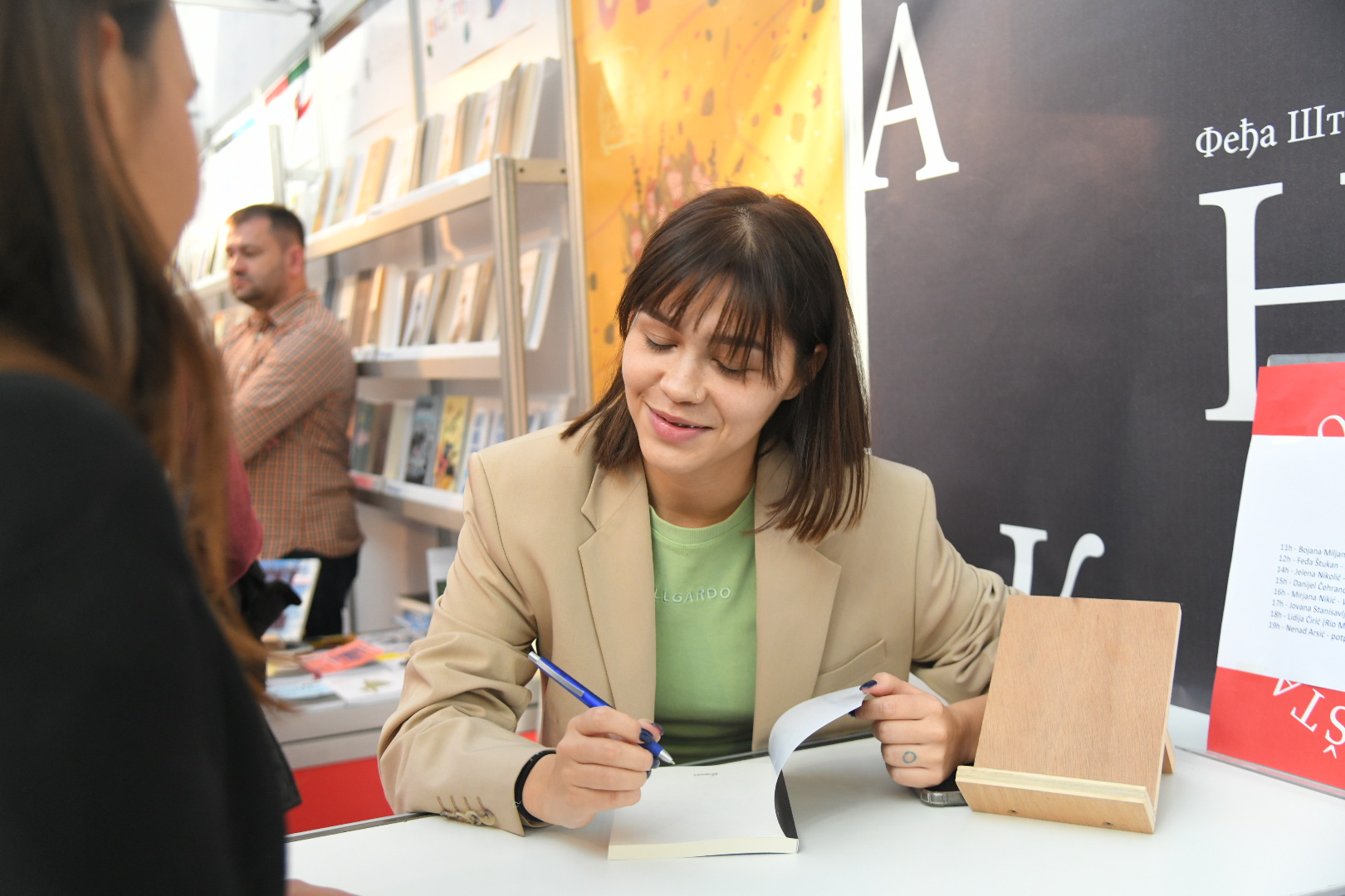 Beograd 29.10.2022. Jelena Nikolić Kontrakulturna, potpisivanje knjge Preživeti 27. Međunarodni beogradski sajam knjiga, Povratak napisanih. Sajam knjiga. Foto: Nemanja Jovanović/Nova.rs