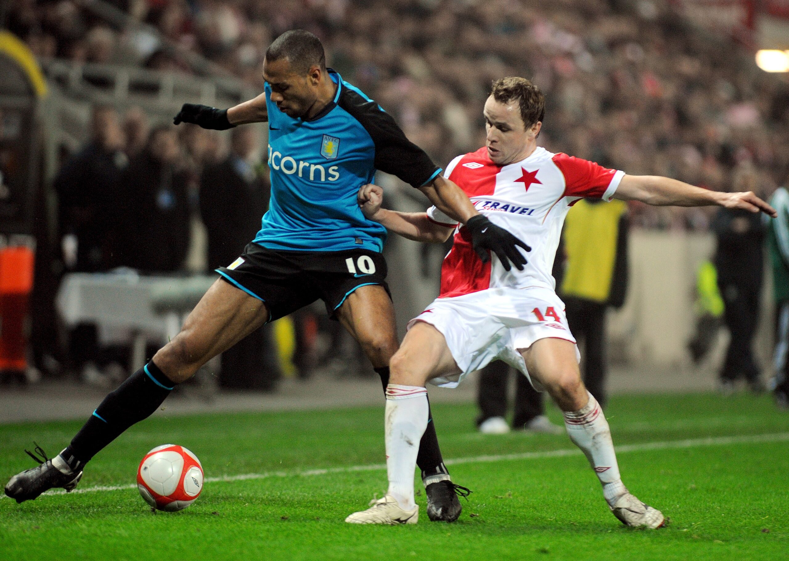 epa01543508 Slavia Prague Zdenek Senkirik (R) struggles for the ball with Aston Villa's John Carew (L) during their UEFA Cup group F soccer game, in Prague, Czech Republic 06 November 2008.  EPA/FILIP SINGER