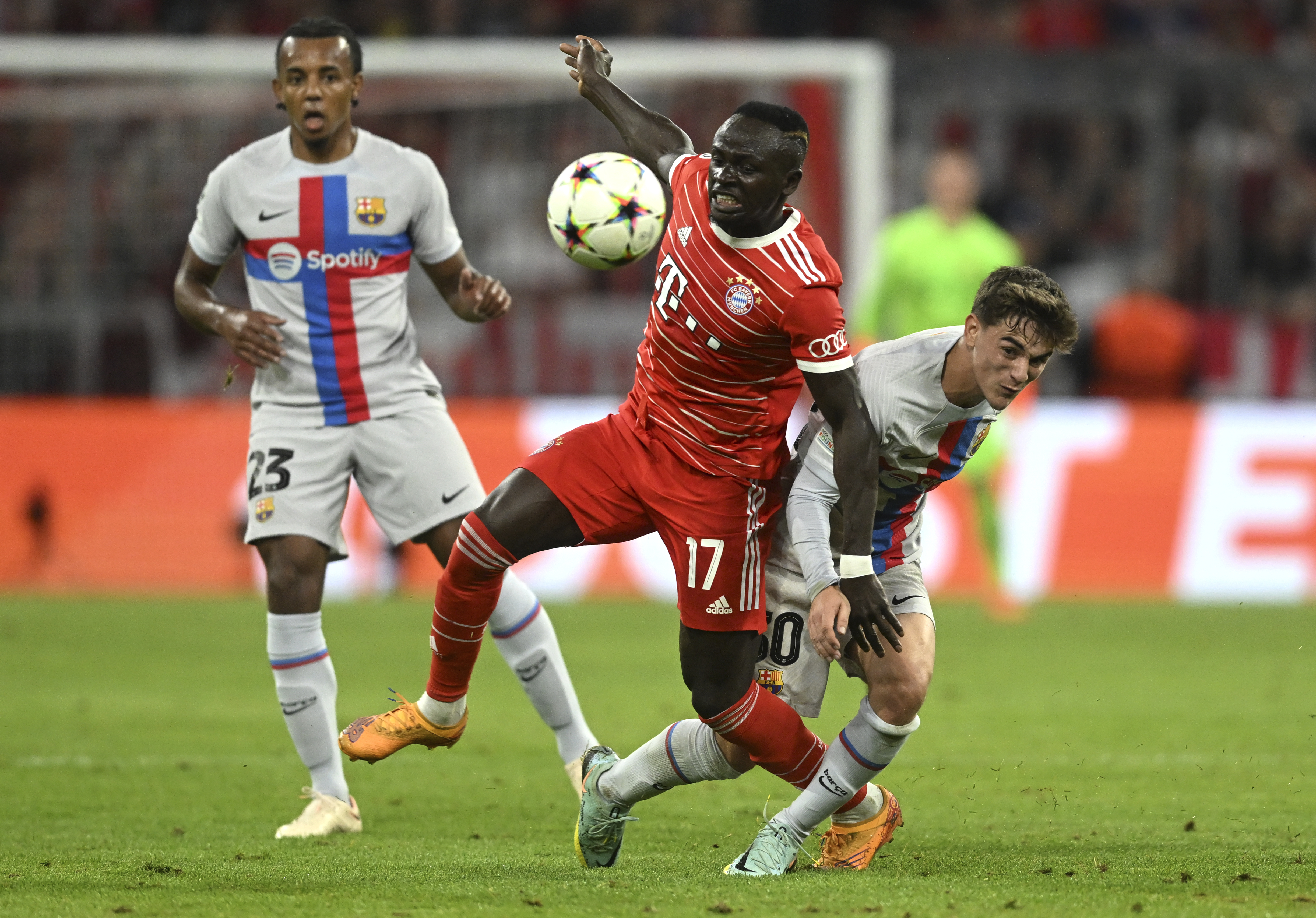Barcelona's Gavi, right, challenges for the ball with Bayern's Sadio Mane during the Champions League, group C soccer match between Bayern Munich and Barcelona at the Allianz Arena in Munich, Germany, Tuesday, Sept. 13, 2022. (AP Photo/Andreas Schaad)