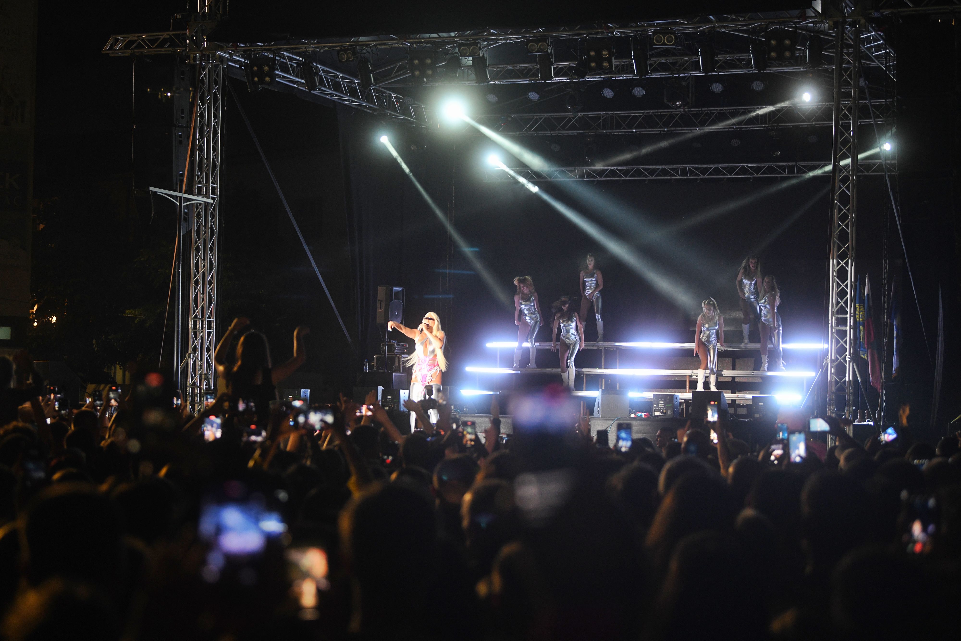 Leskovac 22. avgust 2022. Jelena Karleusa Manifestacija 32. Leskovacaka rostiljijada, festival rostilja i specijaliteta sa rostilja Foto:Filip Krainčanić/Nova.rs