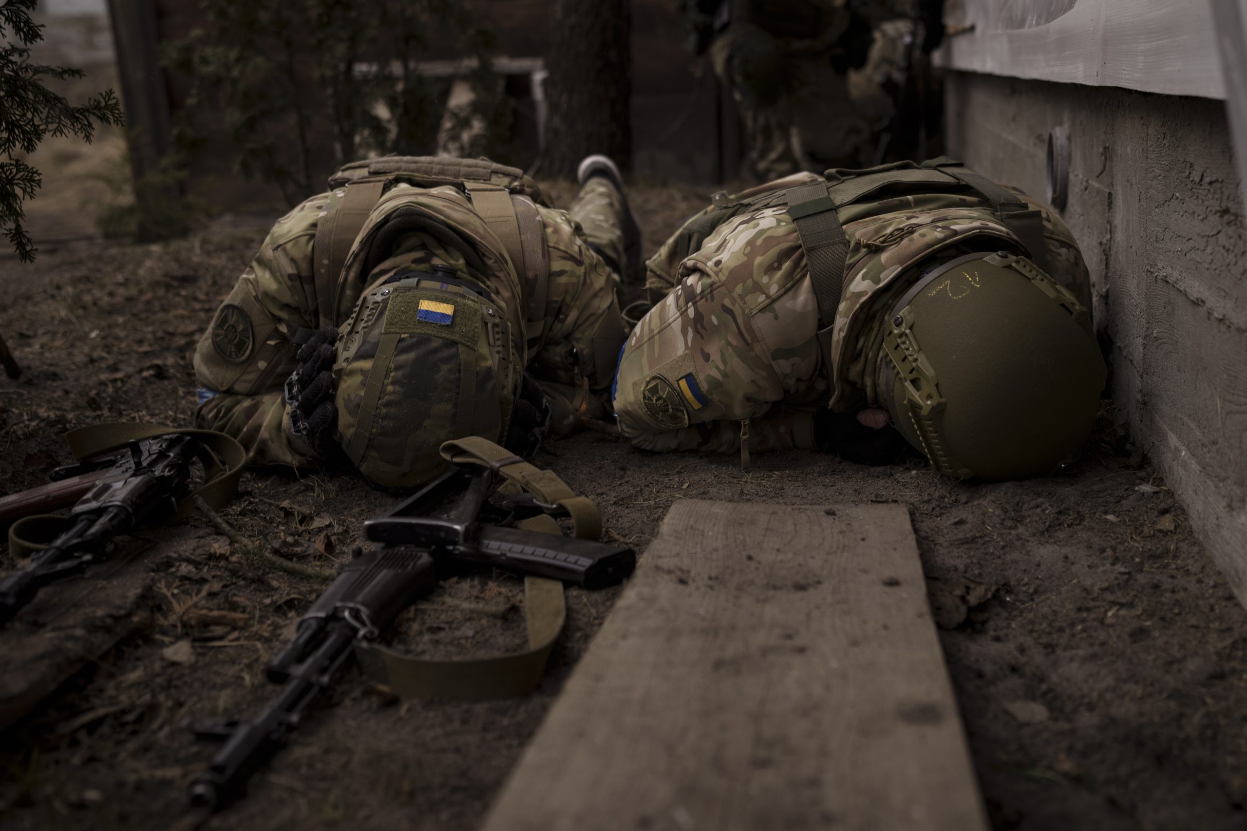 Ukrainian soldiers take cover from incoming artillery fire in Irpin, the outskirts of Kyiv, Ukraine, Sunday, March 13, 2022. (AP Photo/Felipe Dana) ukrajinski vojnici