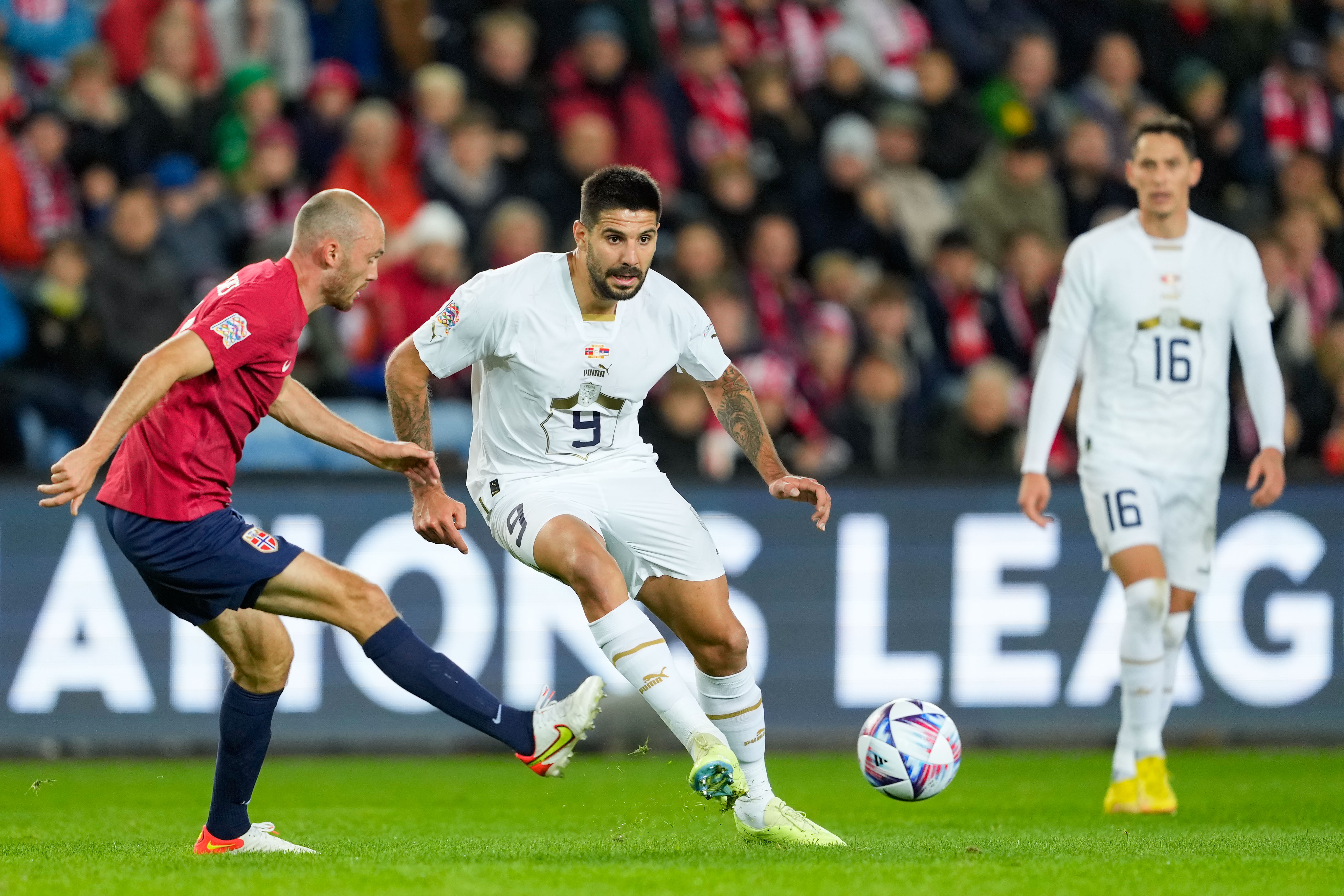 epa10210192 Serbia's Aleksandar Mitrovic (C) in action during the UEFA Nations League soccer match between Norway and Serbia at Ullevaal Stadium in Oslo, Norway, 27 September 2022.  EPA-EFE/Fredrik Varfjell  NORWAY OUT