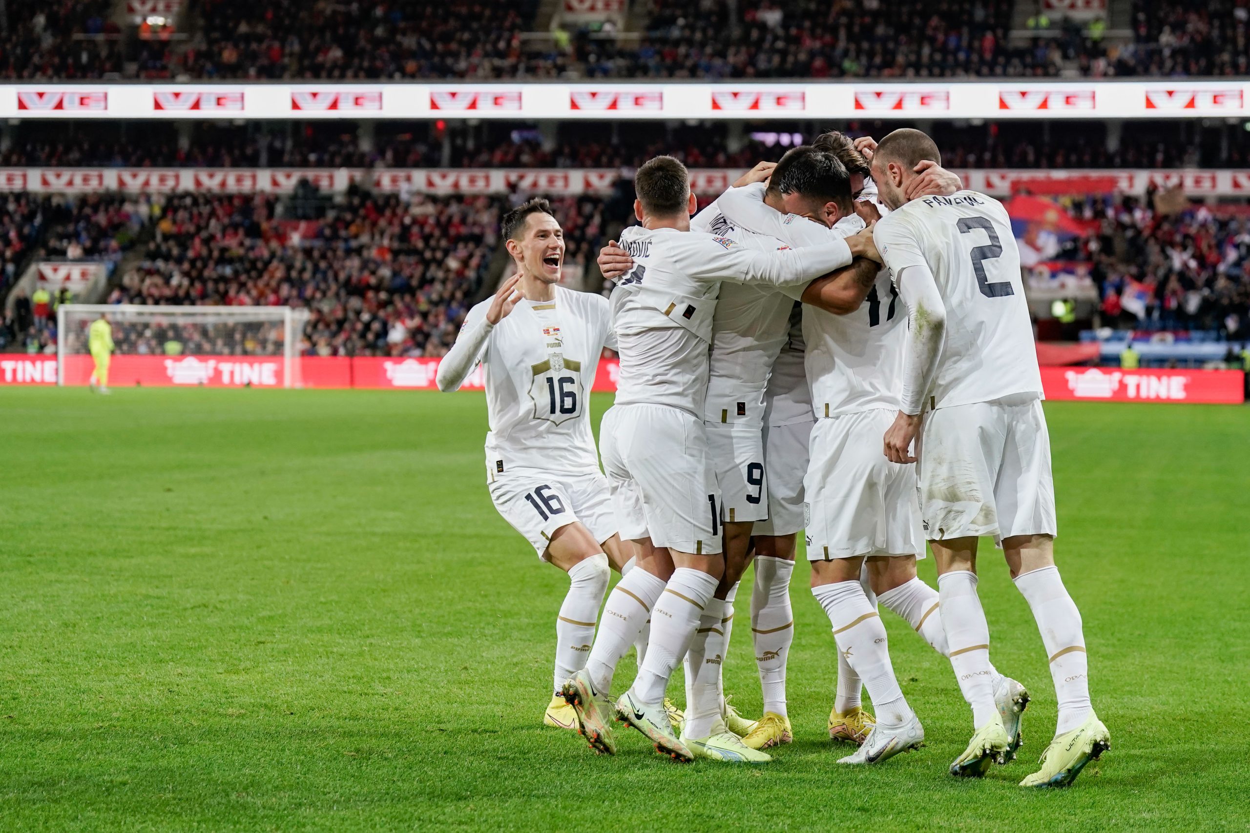 epa10210309 Players of Serbia celebrate the 1-0 lead during the UEFA Nations League soccer match between Norway and Serbia at Ullevaal Stadium in Oslo, Norway, 27 September 2022.  EPA-EFE/Fredrik Varfjell  NORWAY OUT