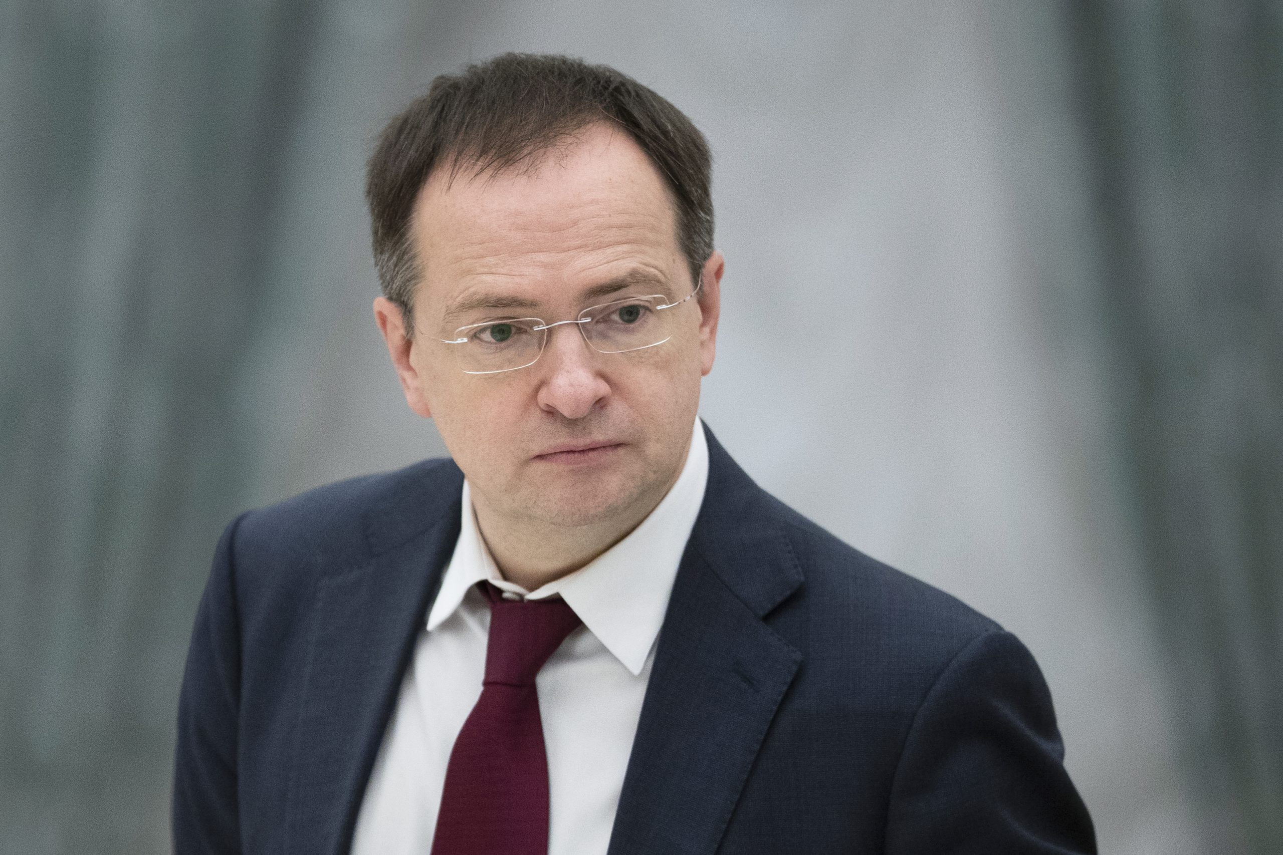 Glavni pregovarač Rusije Vladimir Medinski epa08062860 Russian Minister of Culture Vladimir Medinsky waits for a meeting of the Pobeda (Victory) Organizing Committee in the Kremlin, Moscow, Russia, 11 December 2019.  EPA-EFE/PAVEL GOLOVKIN / POOL