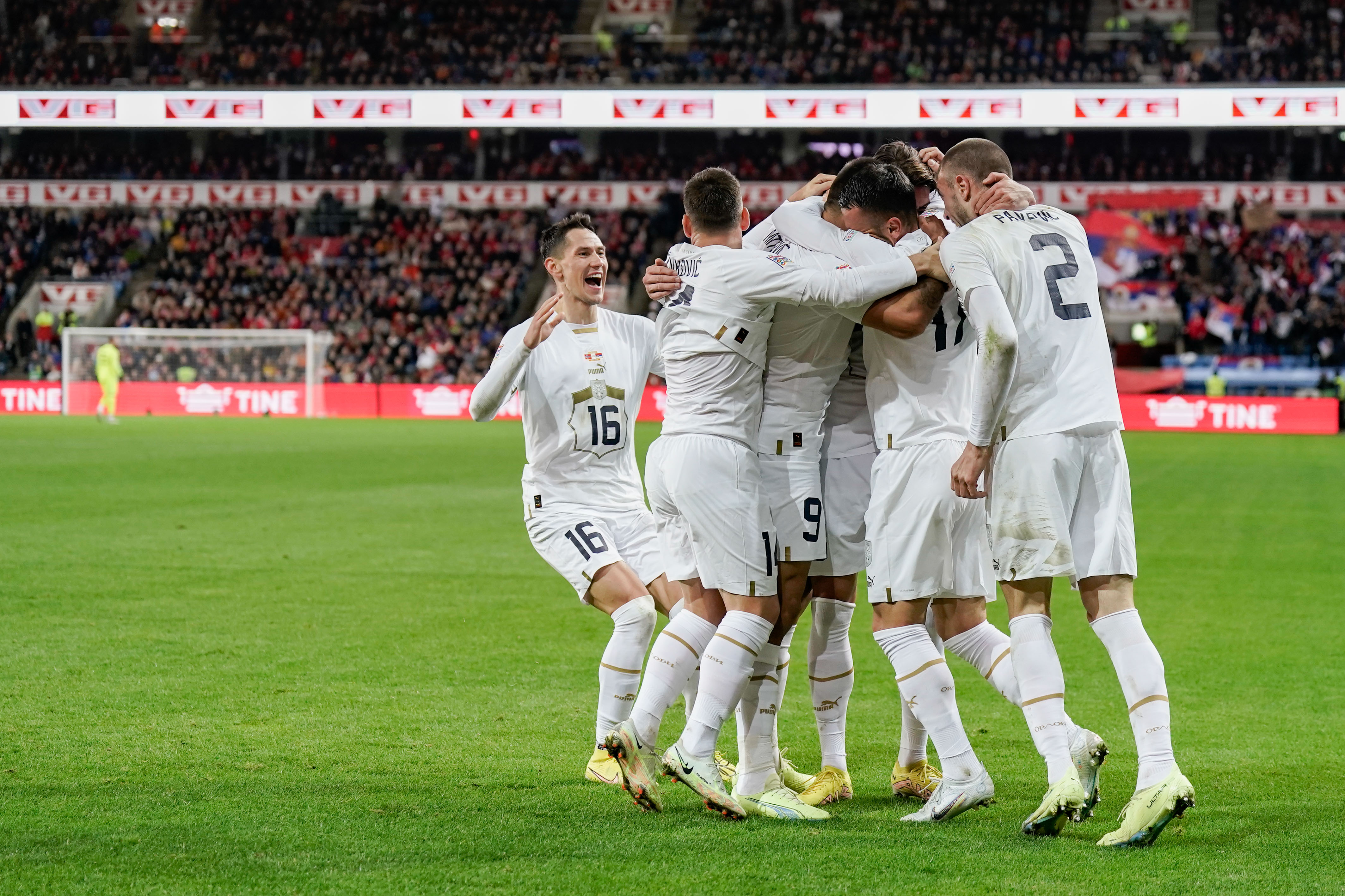 epa10210309 Players of Serbia celebrate the 1-0 lead during the UEFA Nations League soccer match between Norway and Serbia at Ullevaal Stadium in Oslo, Norway, 27 September 2022.  EPA-EFE/Fredrik Varfjell  NORWAY OUT