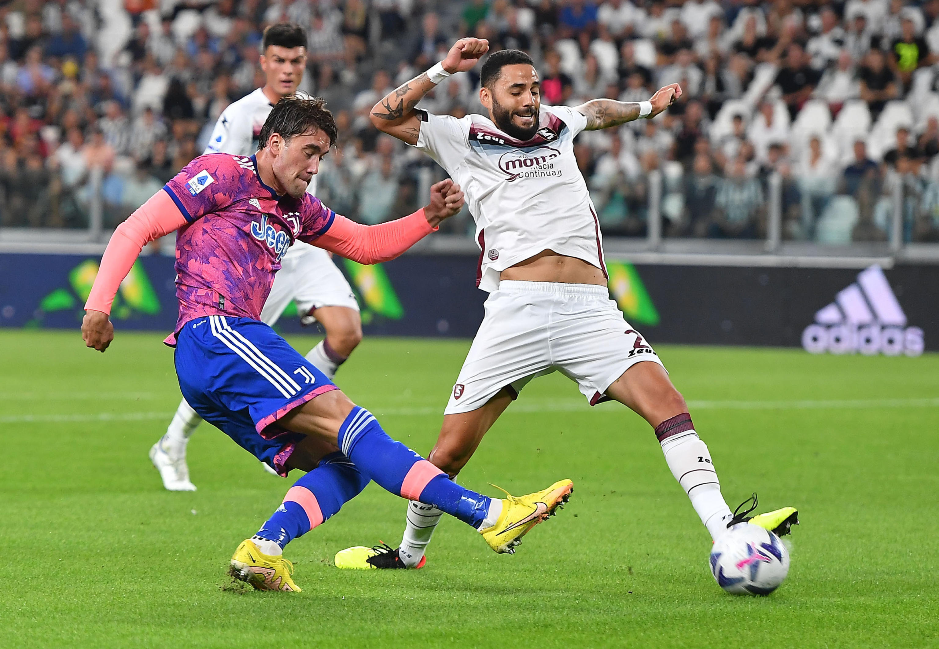 epa10178720 Juventus' Dusan Vlahovic (L) and Salernitana's Dylan Bronn (R) in action during the Italian Serie A soccer match between Juventus FC and US Salernitana in Turin, Italy, 11 September 2022.  EPA-EFE/Alessandro Di Marco