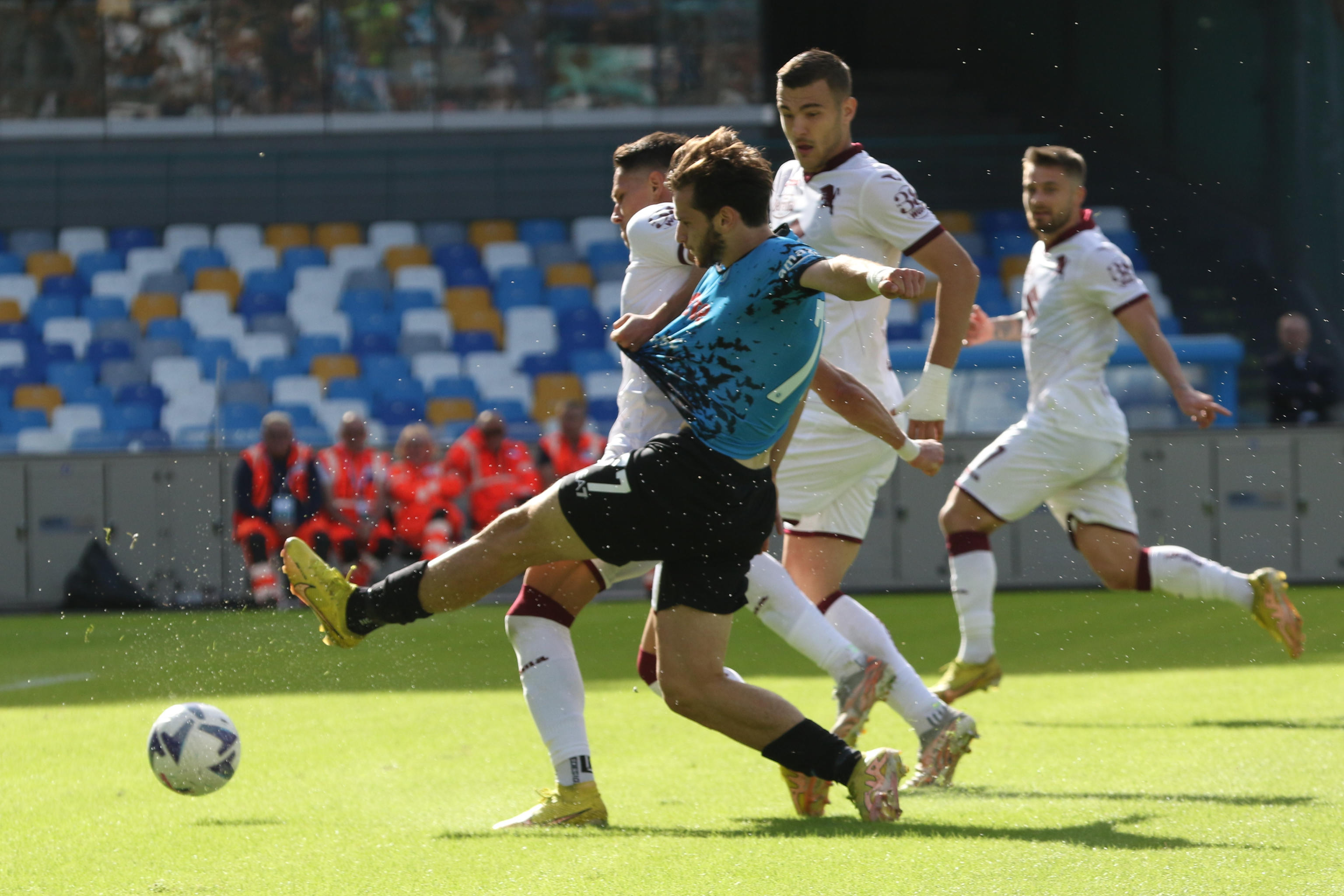 epa10217824 Napoli's midfielder Khvicha Kvaratskhelia  scores a goal during the Italian Serie A soccer match between SSC Napoli and Torino FC at 'Diego Armando Maradona' stadium in Naples, Italy, 01 October 2022.  EPA-EFE/CESARE ABBATE