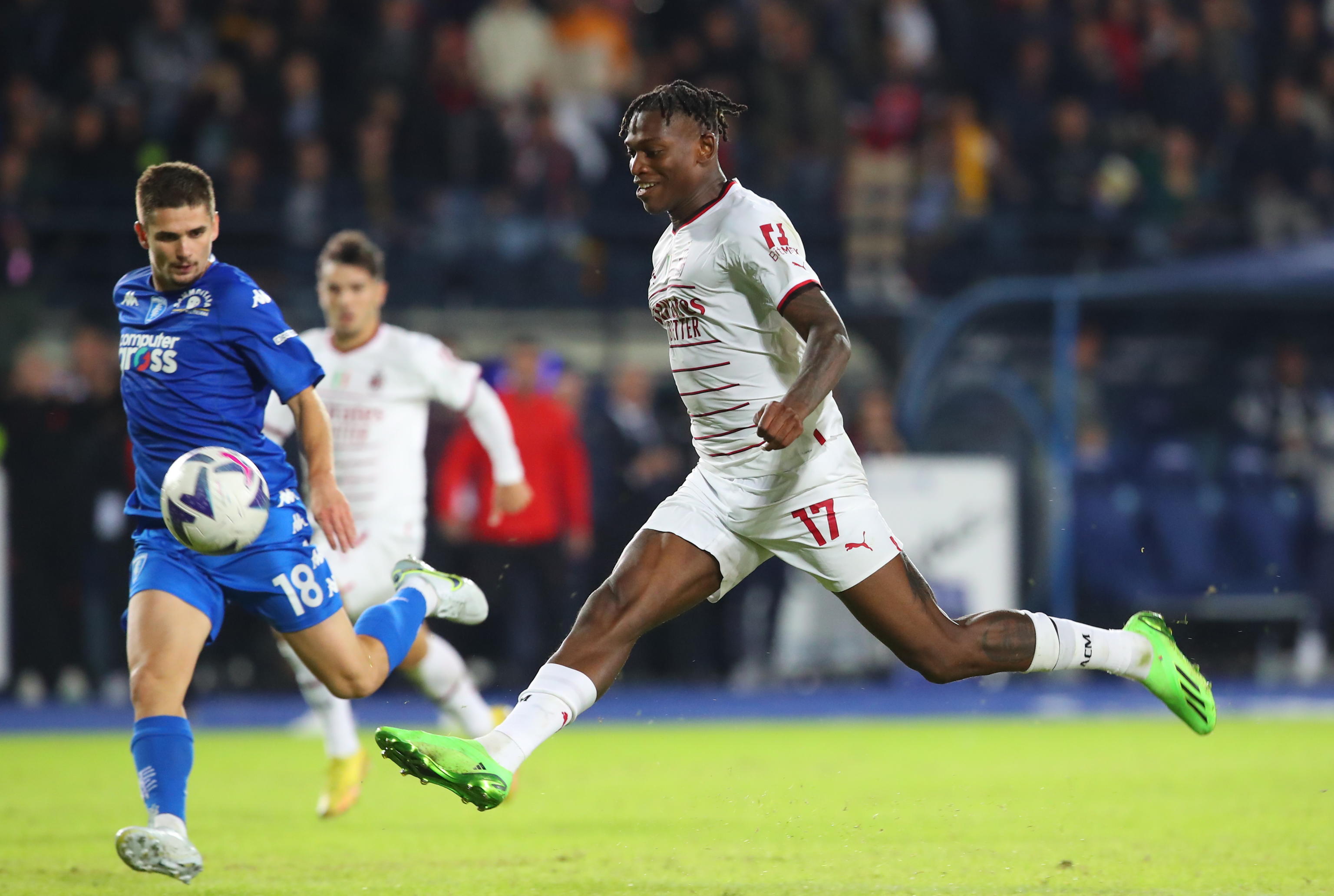epa10218690 Milan's forward Rafael Leao scores the team's third goal during the Italian Serie A soccer match between Empoli FC and AC Milan at Carlo Castellani stadium in Empoli, Italy, 01 October 2022.  EPA-EFE/Claudio Giovannini