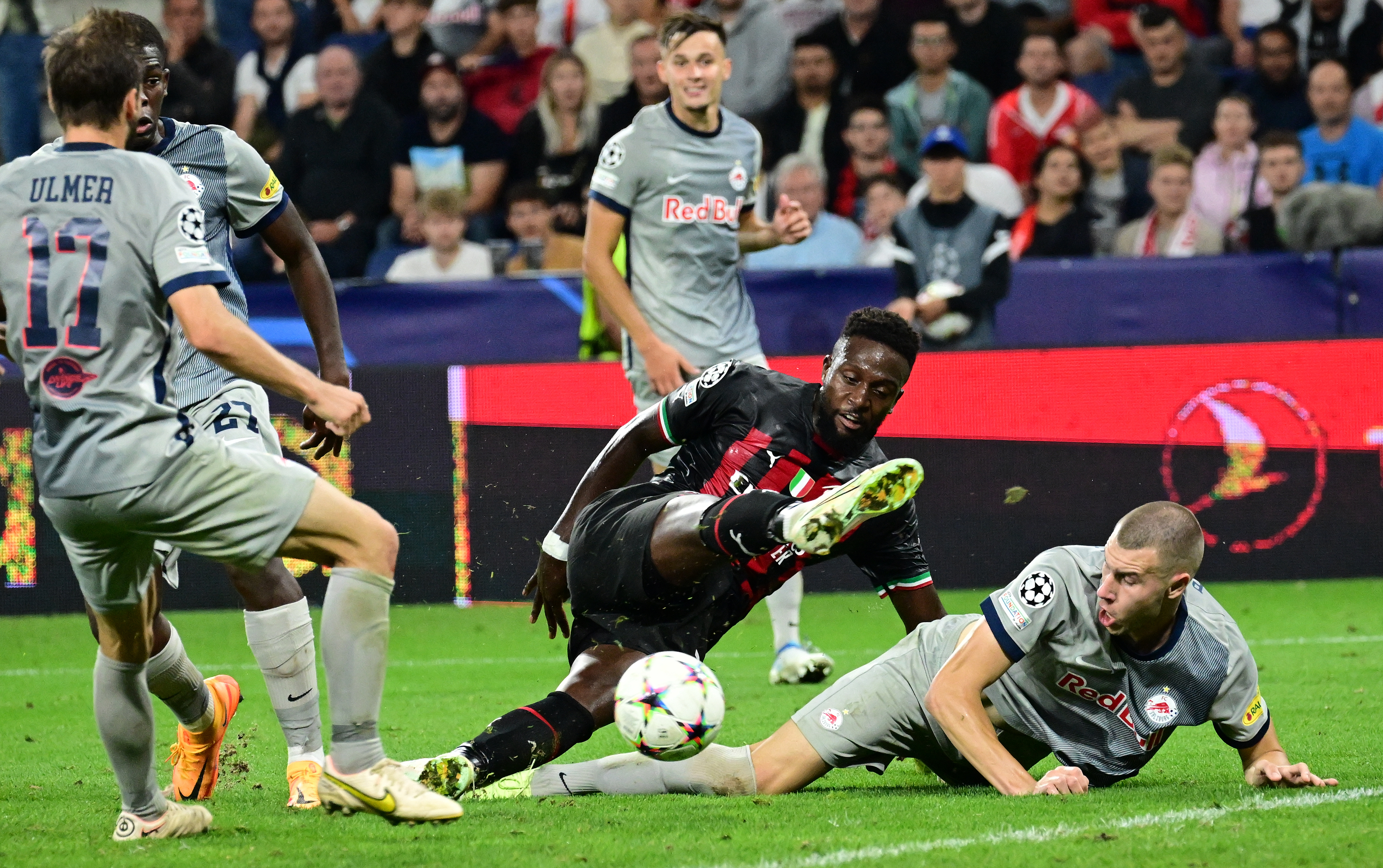 epa10165641 Strahinja Pavlovic (R) of Salzburg in action against Divock Origi (C) of Milan during the UEFA Champions League group E match between Red Bull Salzburg and AC Milan in Salzburg, Austria, 06 September 2022.  EPA-EFE/CHRISTIAN BRUNA