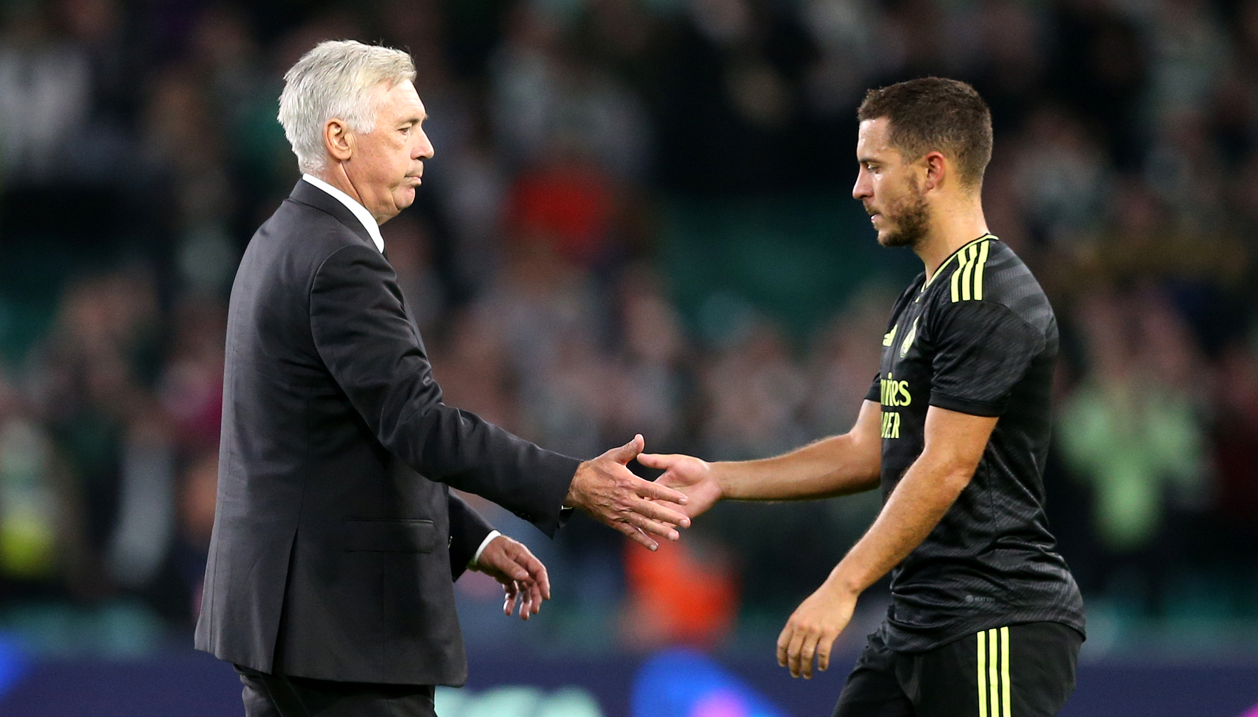 epa10165655 Real Madrid coach Carlo Ancelotti (L) shakes hands with player Eden Hazard at the end of the UEFA Champions League group F match between Celtic Glasgow and Real Madrid in Glasgow, Britain, 06 September 2022.  EPA-EFE/ROBERT PERRY