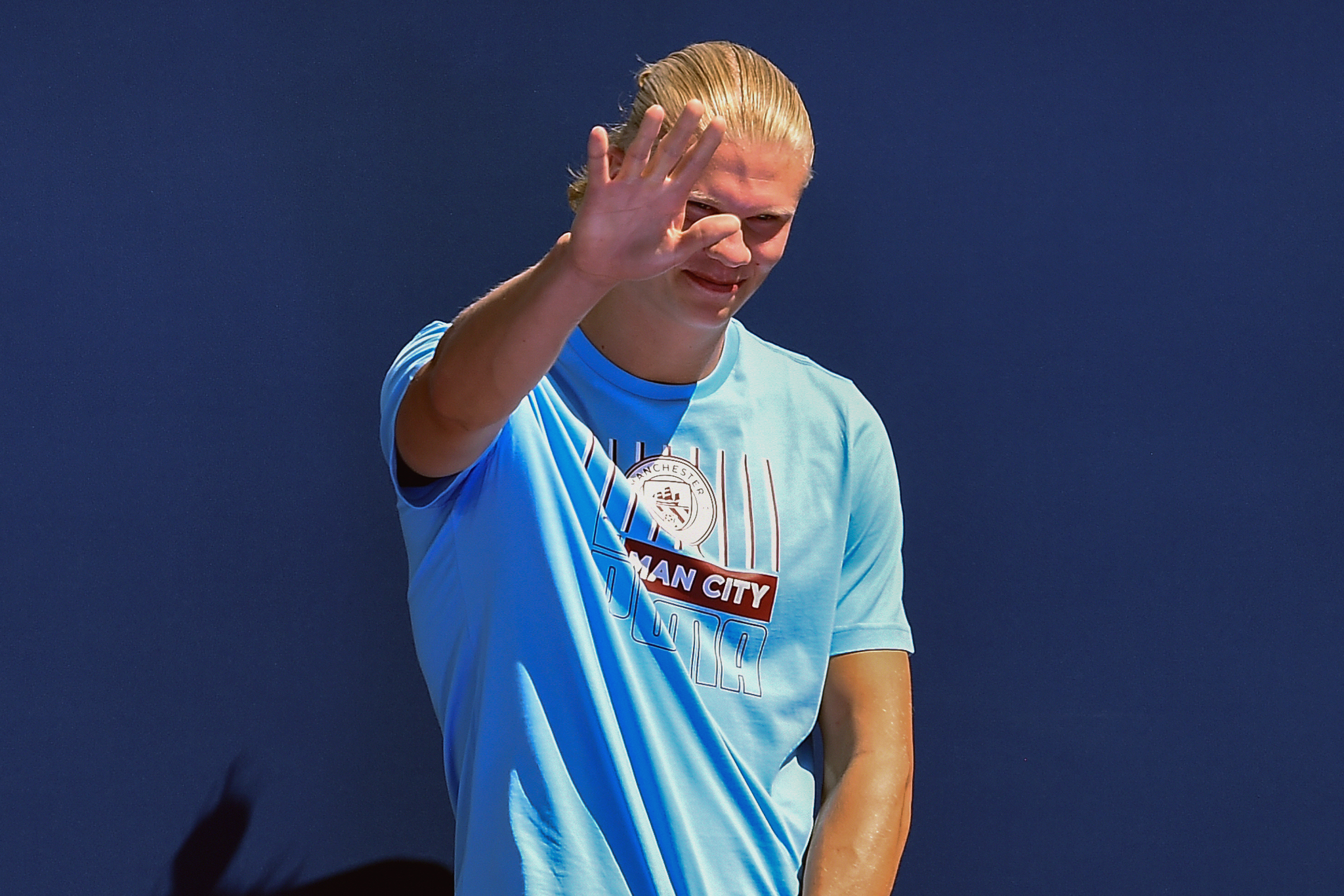 epa10064444 Norwegian forward Erling Haaland, is introduced during the presentation of the Manchester City's new signings in Manchester, Britain, 10 July 2022.  EPA-EFE/PETER POWELL
