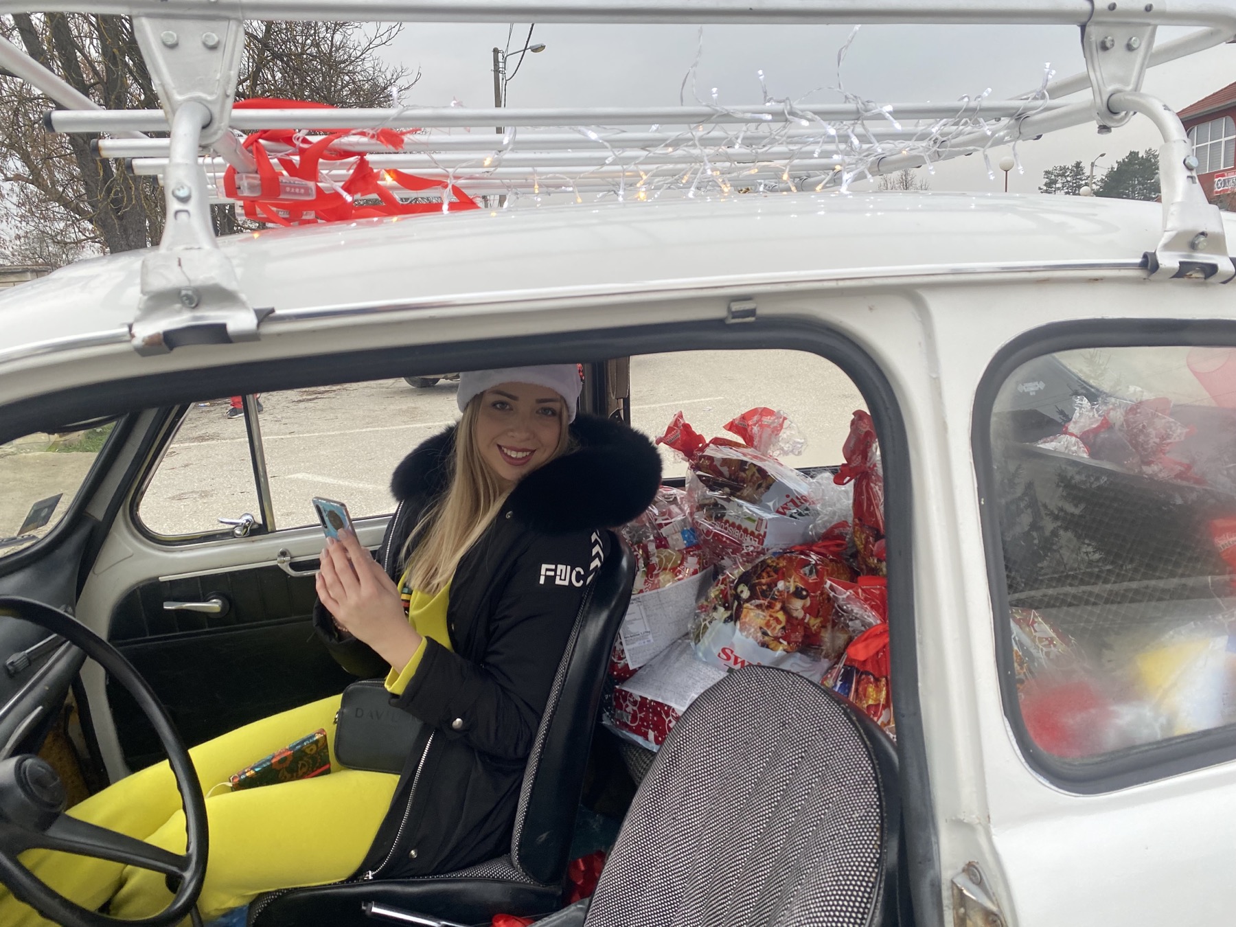 Pavle svojom fićom krstari Čačkom i uveseljava mališane paketićima
External