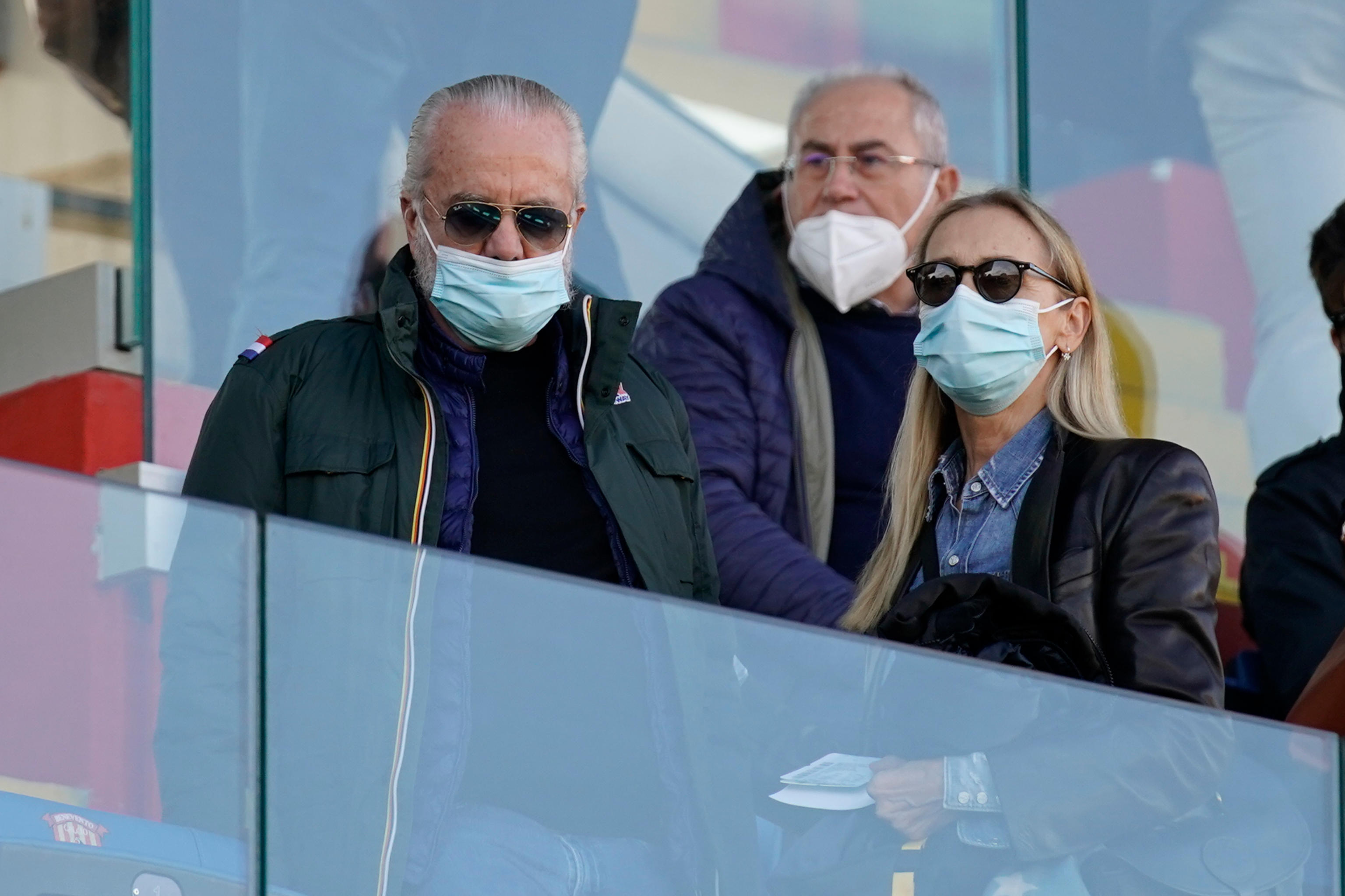 epa08772816 Napoli's president Aurelio De Laurentis and hs wife during the Italian Serie A soccer match Benevento Calcio vs SSC Napoli at Ciro Vigorito stadium in Benevento, Italy, 25 October 2020.  EPA-EFE/MARIO TADDEO