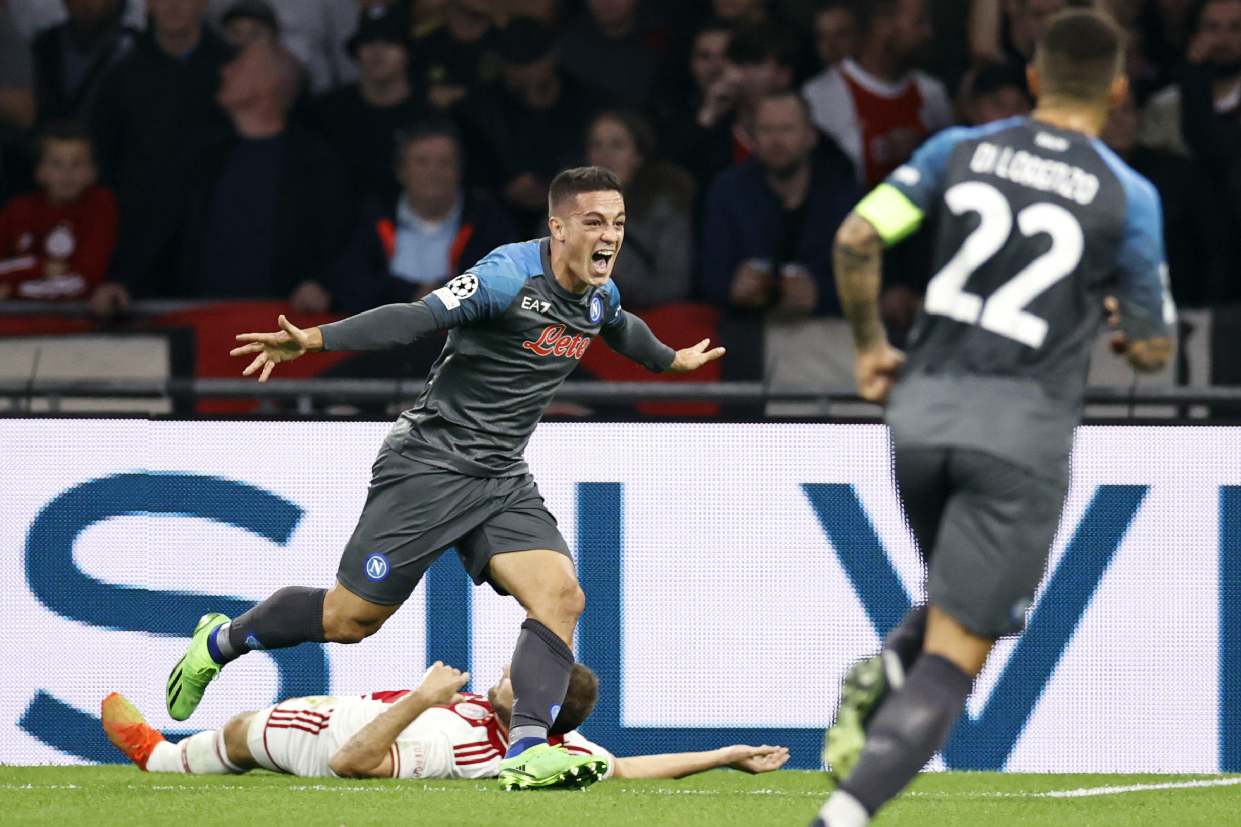 epa10223620 Giacomo Raspadori of SSC Napoli celebrates the 1-1 draw during the UEFA Champions League Group A match between Ajax Amsterdam and SSC Napoli at the Johan Cruijff ArenA in Amsterdam, Netherlands, 04 October 2022.  EPA-EFE/MAURICE VAN STEEN